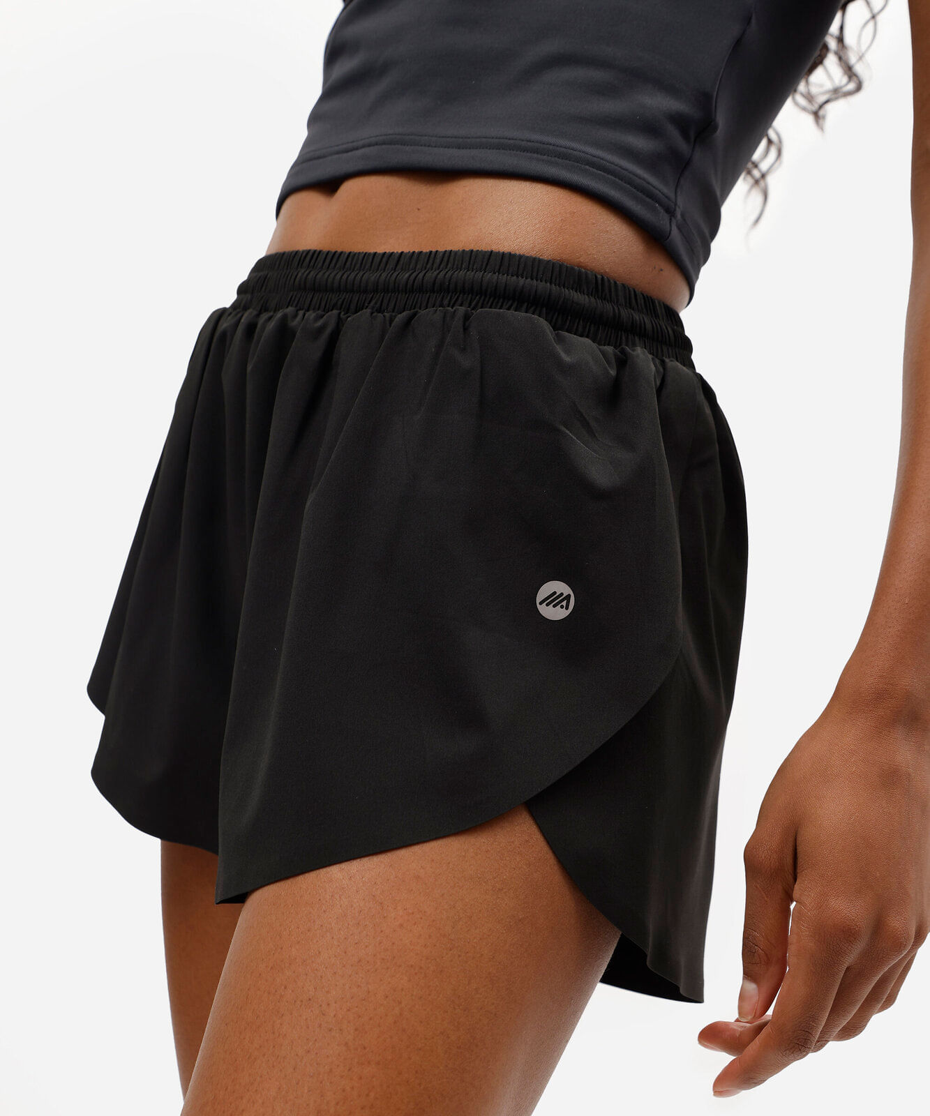 short feminino esportivo com recortes preto
