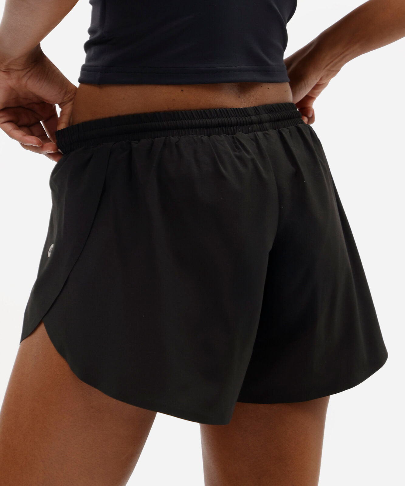short feminino esportivo com recortes preto
