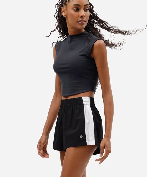 short feminino esportivo com recorte preto