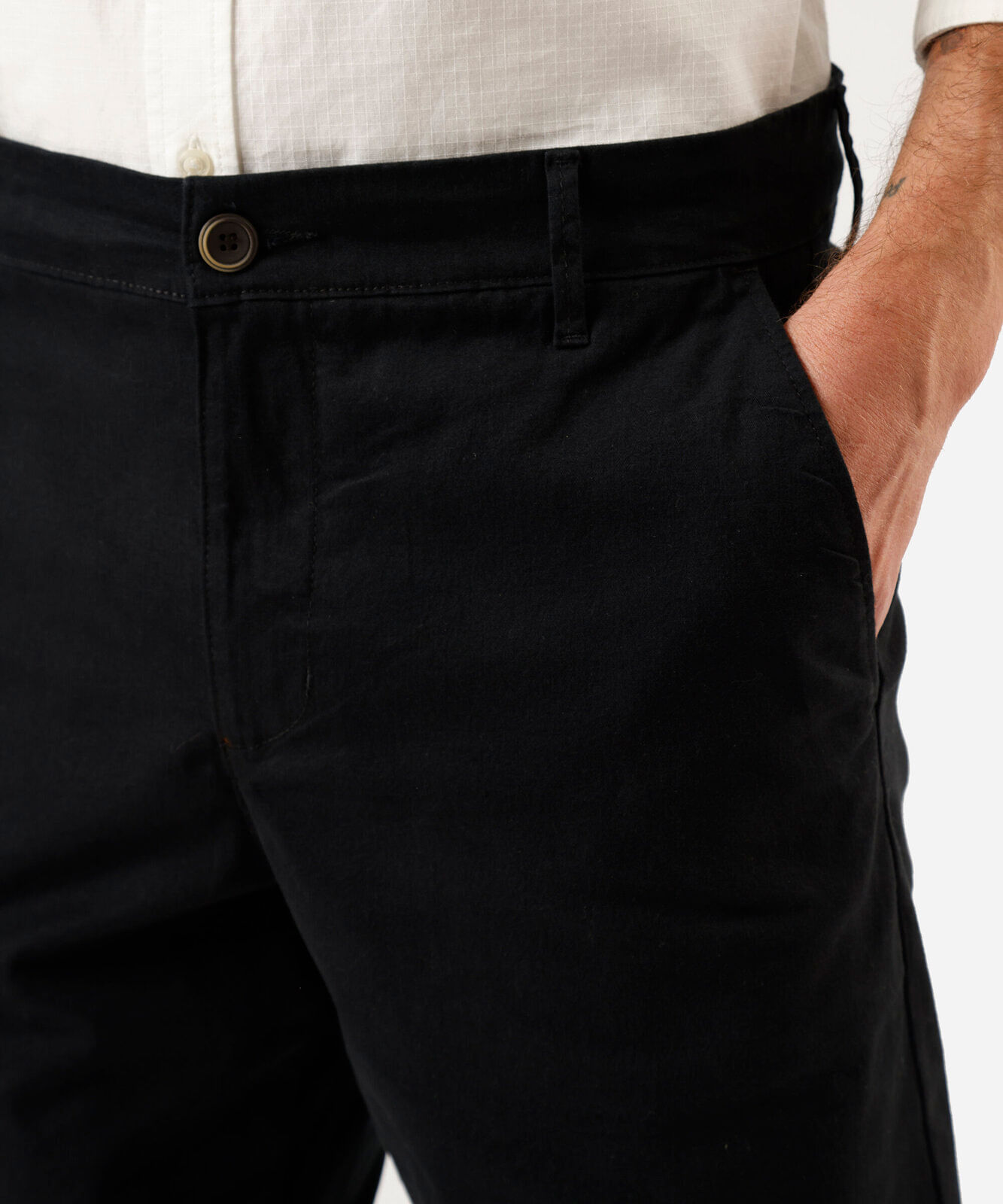 bermuda reta de sarja com bolso preto