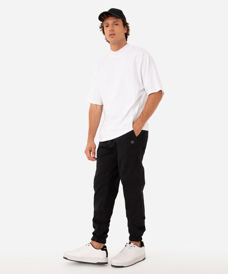 calça jogger slim de sarja amaciada com bolsos preto