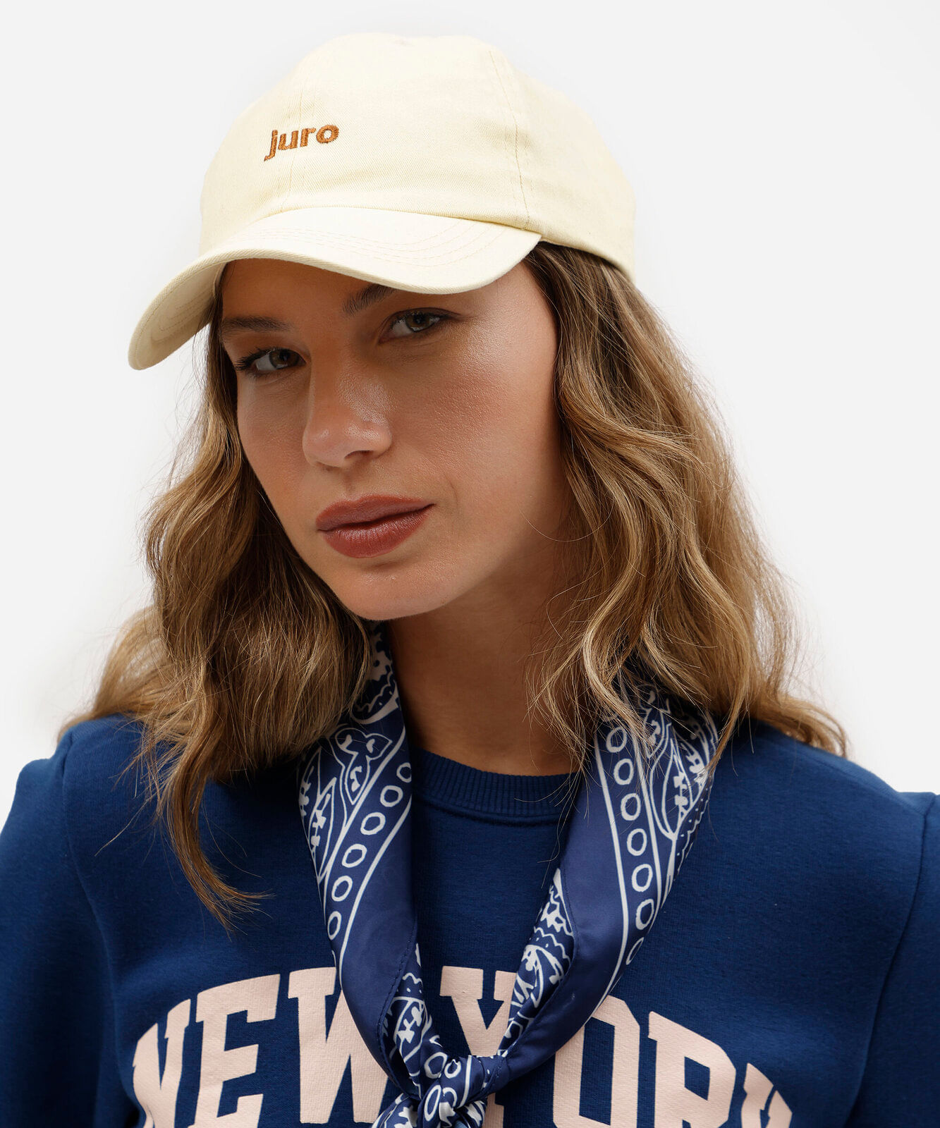 boné aba curva de sarja bordado amarelo
