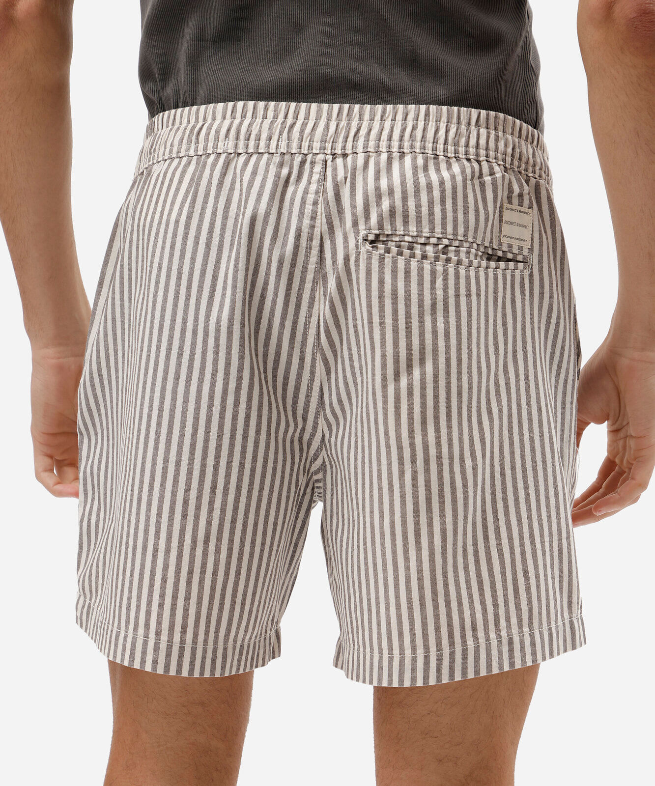 short masculino de sarja listrado cós elástico marrom