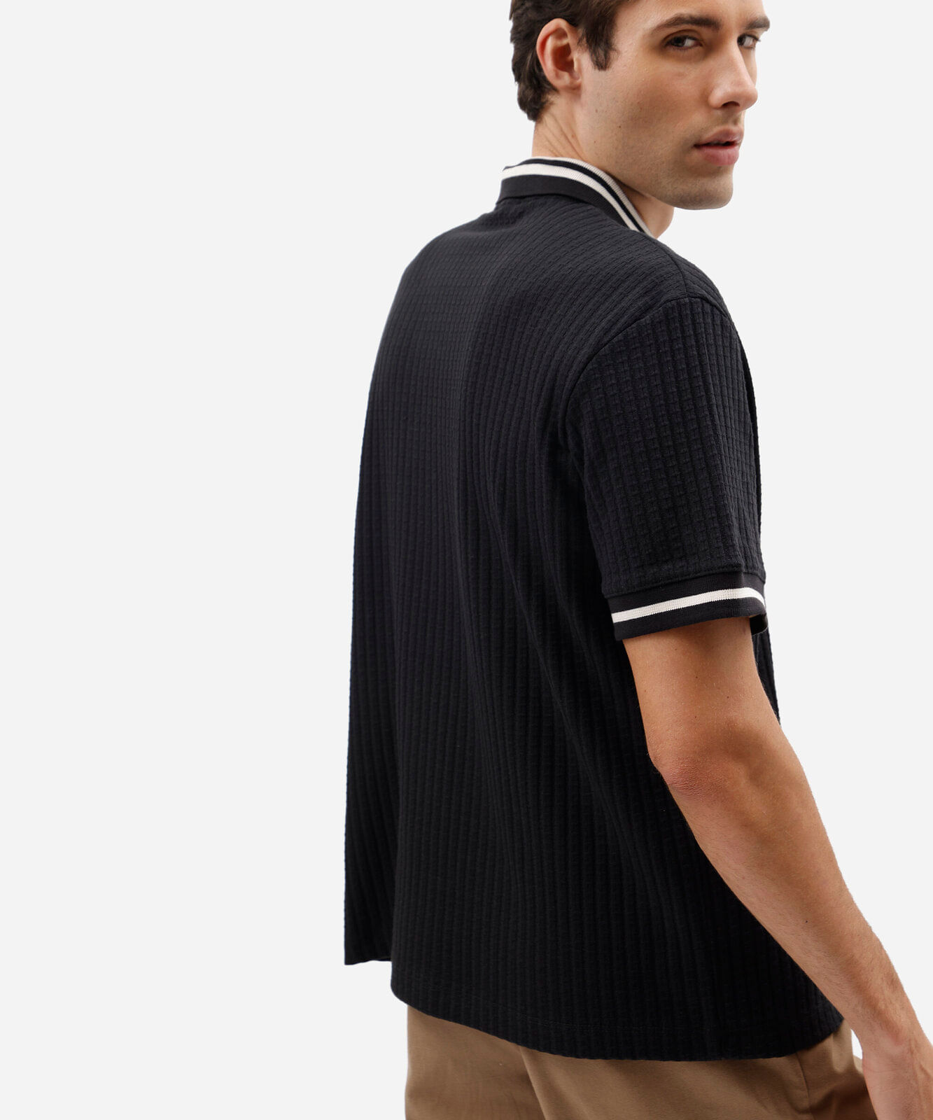 polo box fit masculina texturizada com bordado texturizada preta