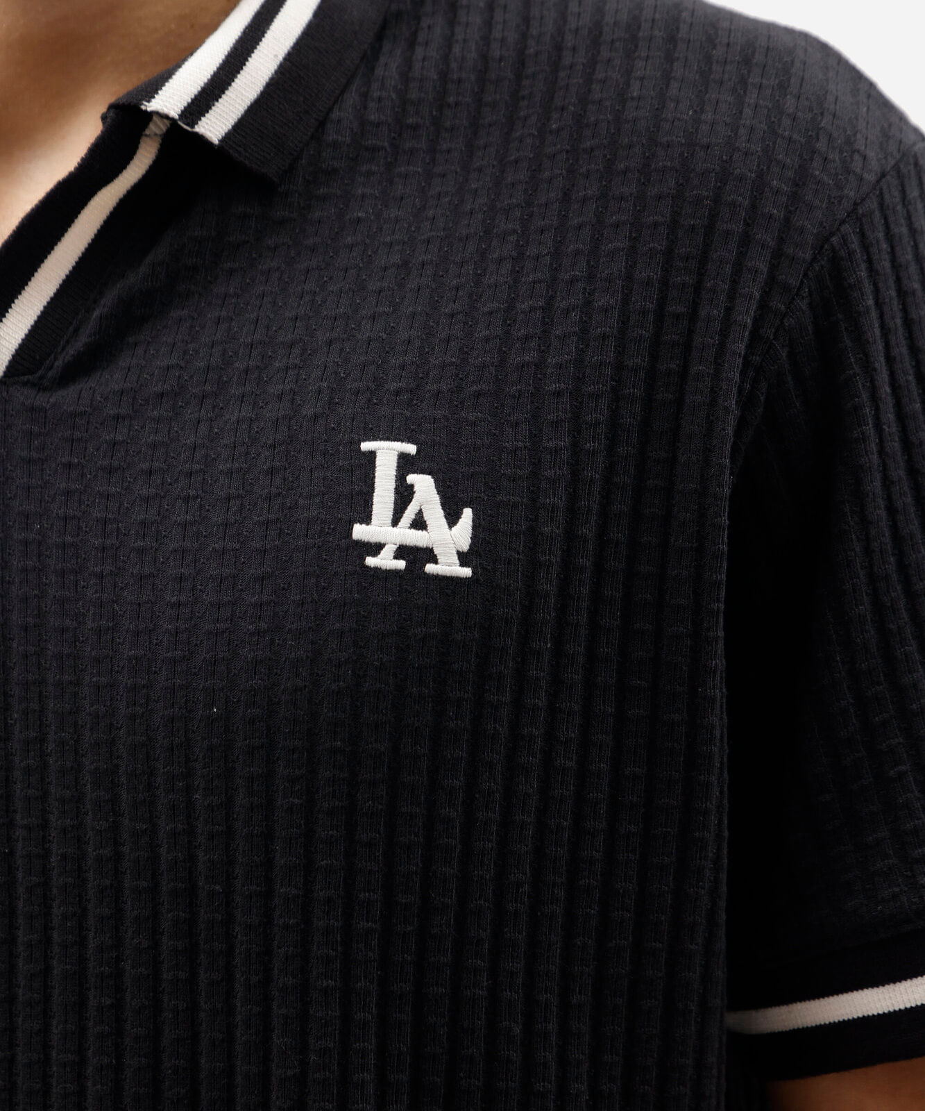 polo box fit masculina texturizada com bordado texturizada preta