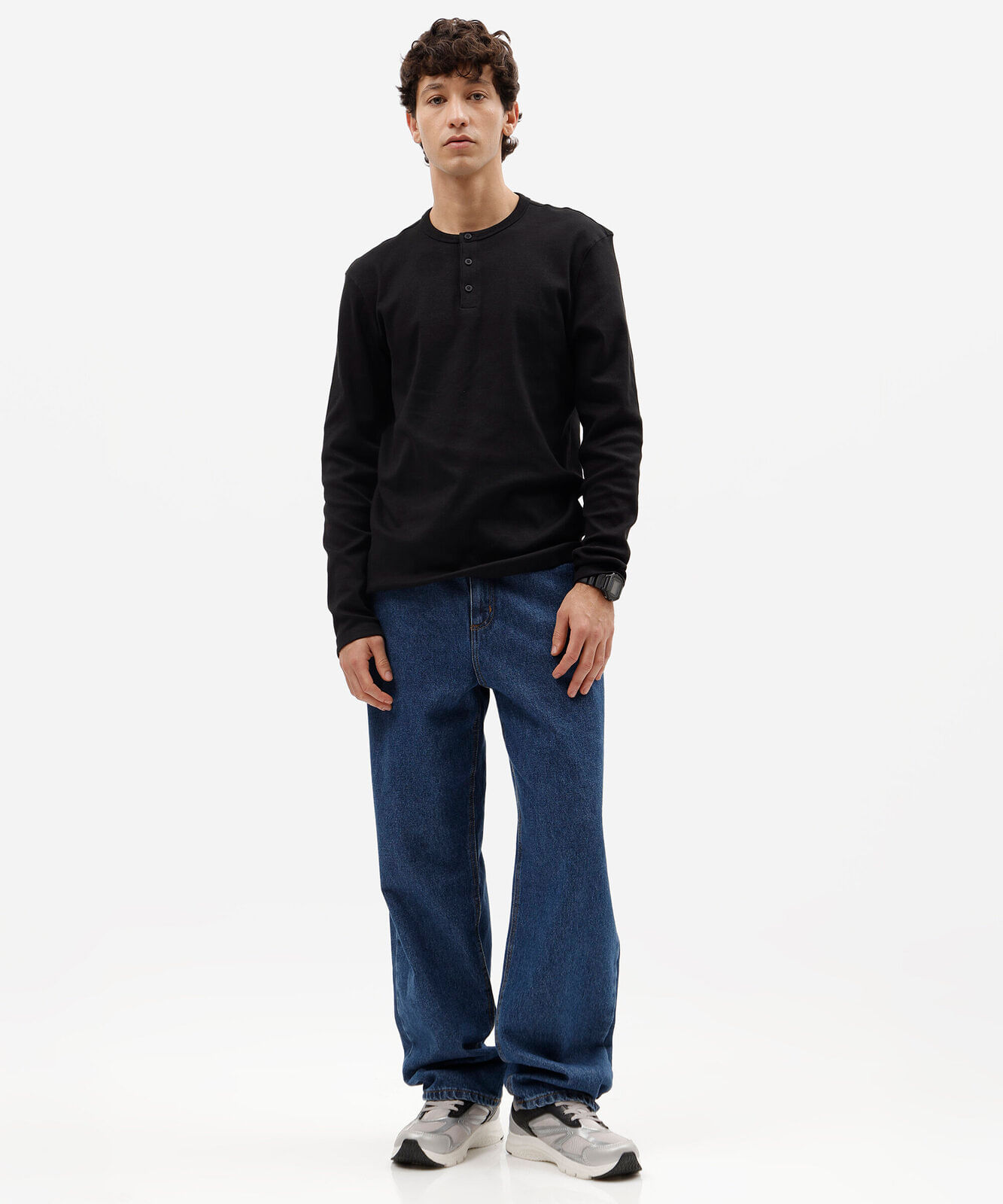 camiseta slim fit de algodão peruano gola henley manga longa preta