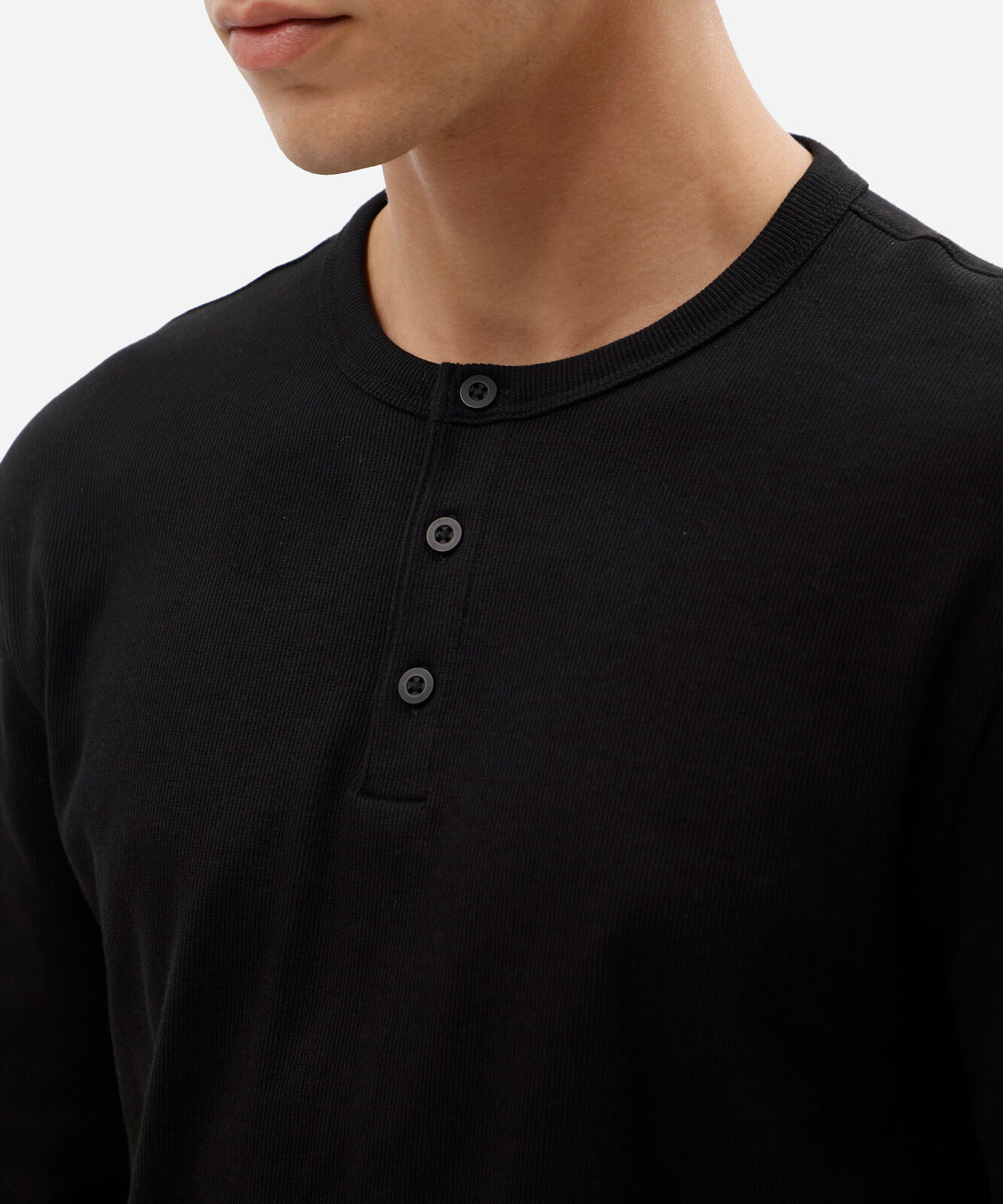 camiseta slim fit de algodão peruano gola henley manga longa preta