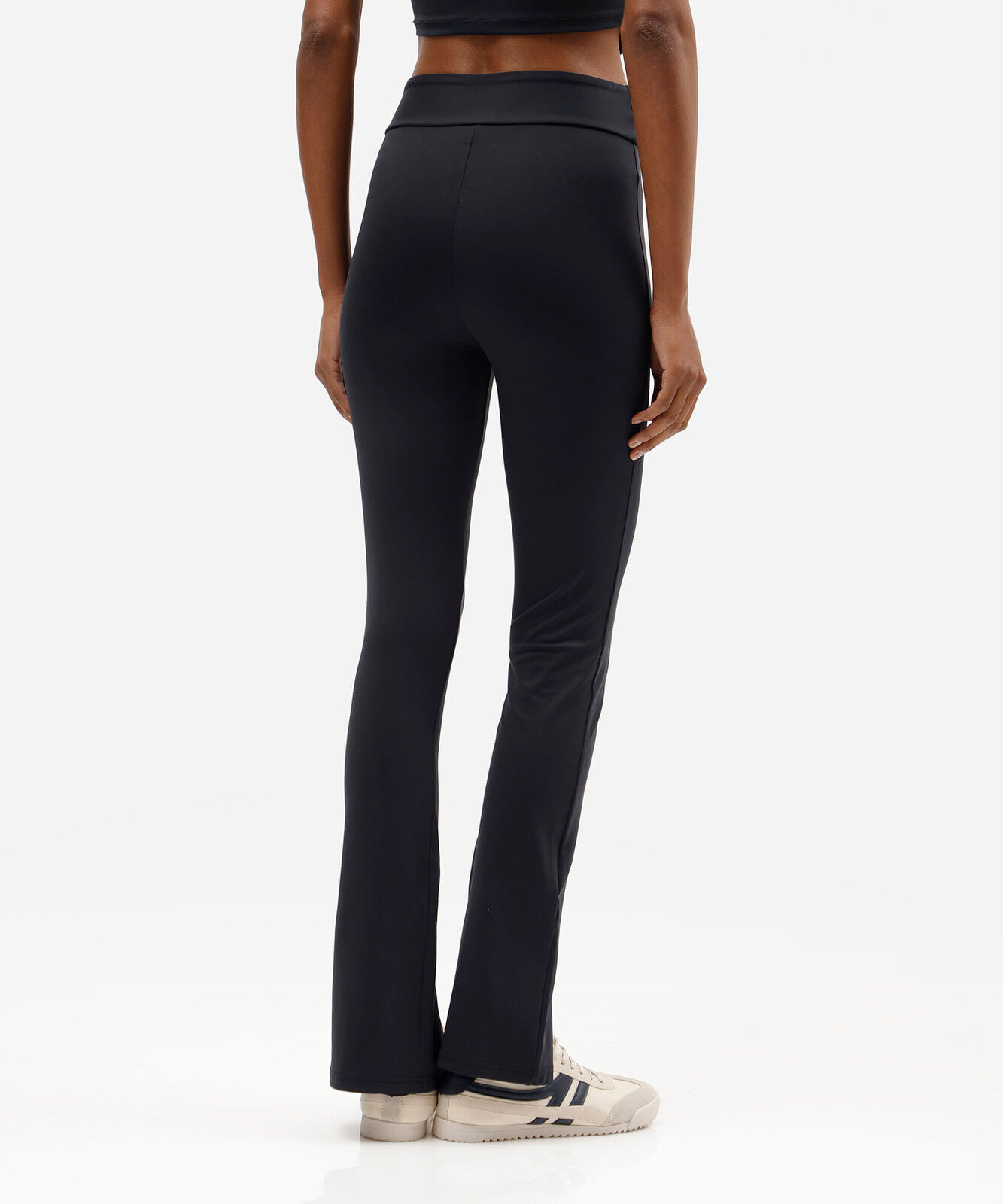 calça flare esportiva feminina com fenda preta
