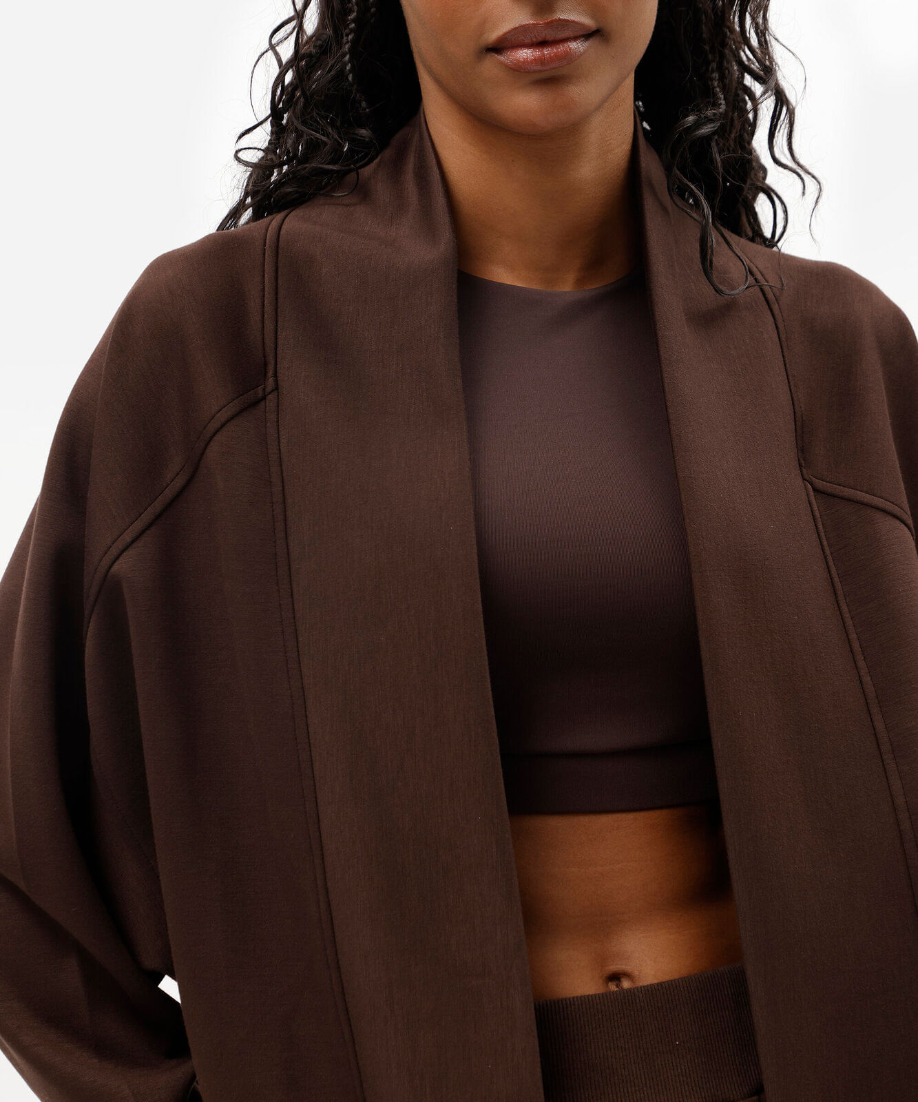 casaco esportivo feminino com recortes marrom