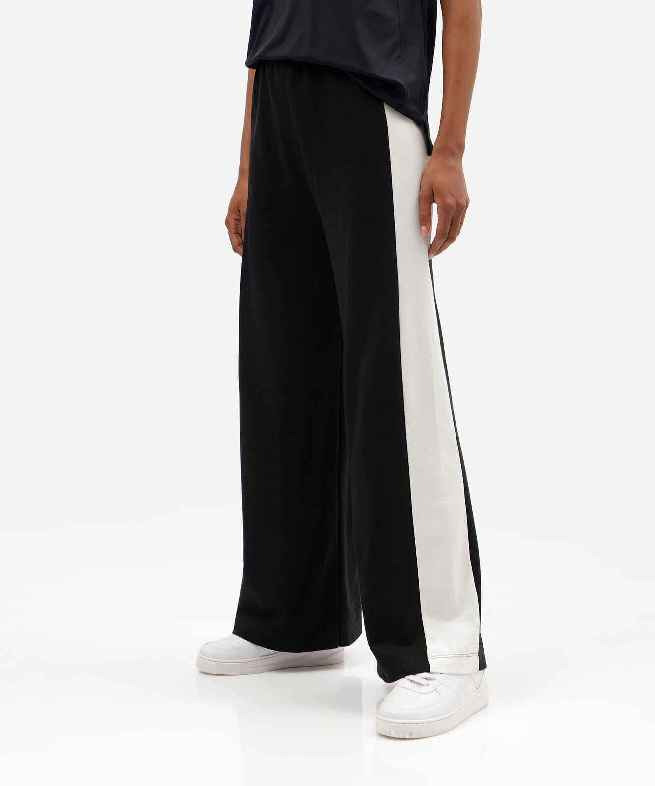 calça wide leg esportiva feminina com recorte preta