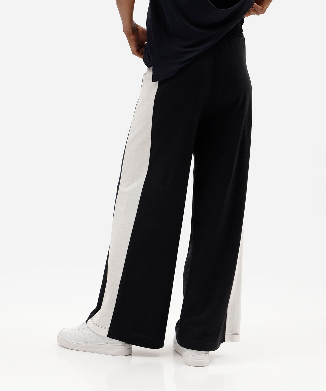 calça wide leg esportiva feminina com recorte preta