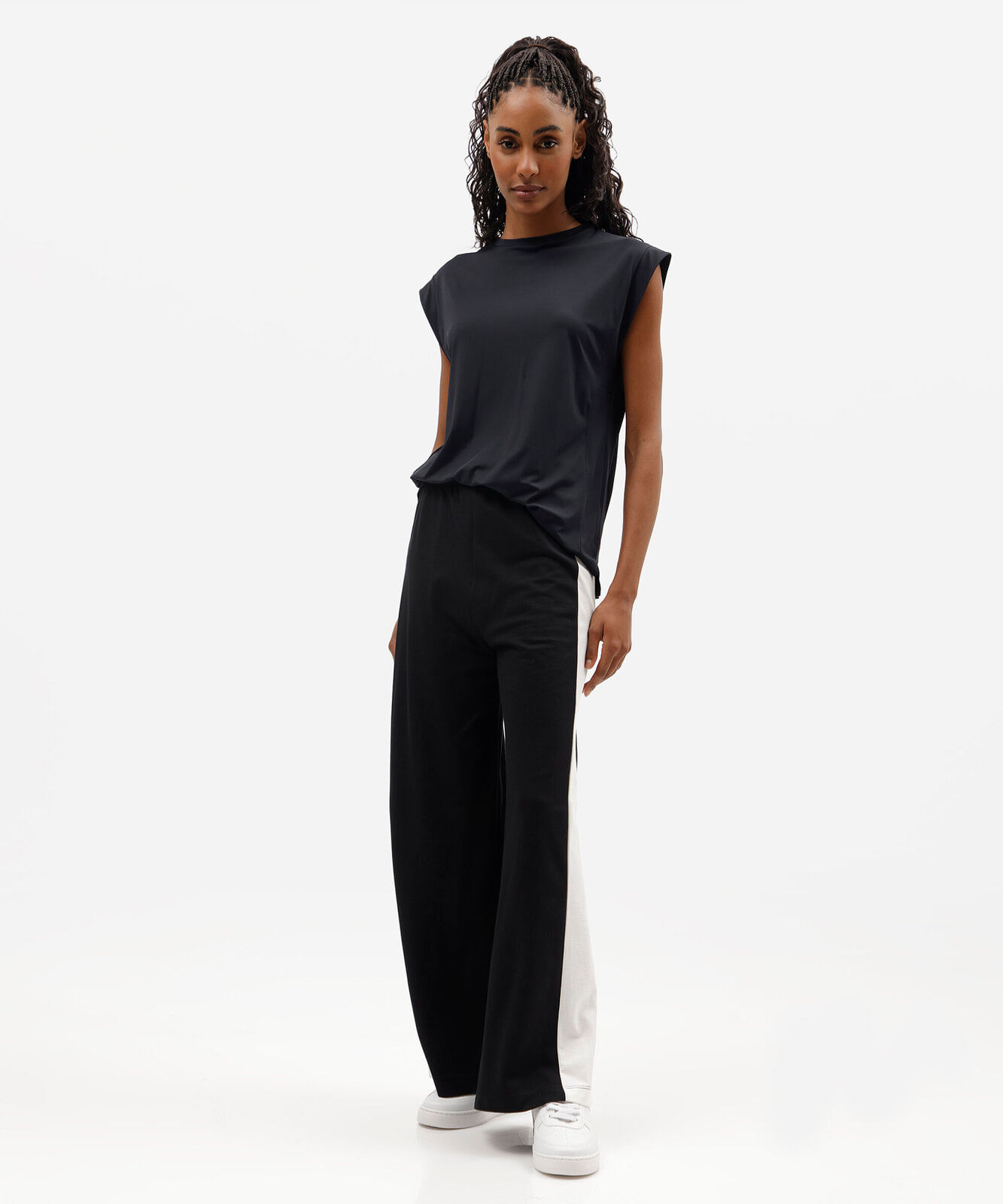 calça wide leg esportiva feminina com recorte preta