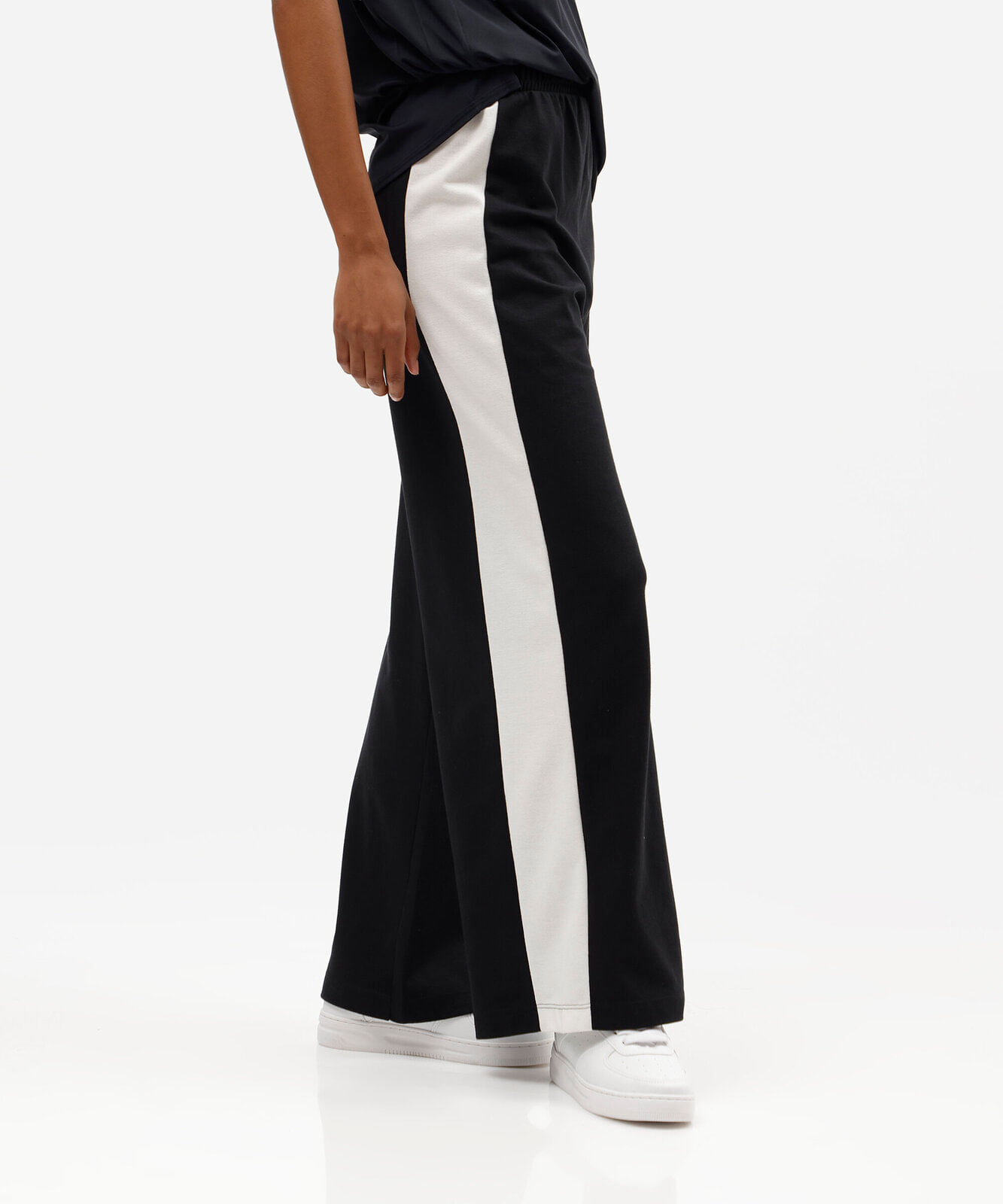 calça wide leg esportiva feminina com recorte preta