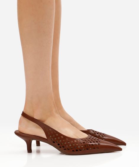 scarpin slingback vazado bico fino salto baixo marrom