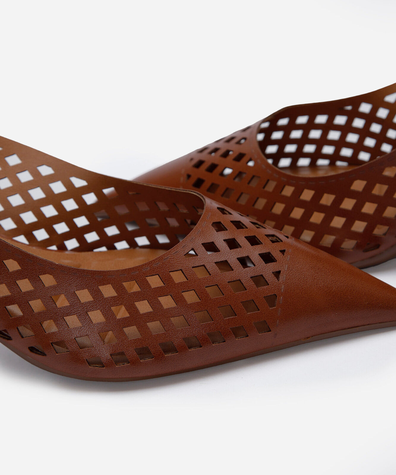 scarpin slingback vazado bico fino salto baixo marrom