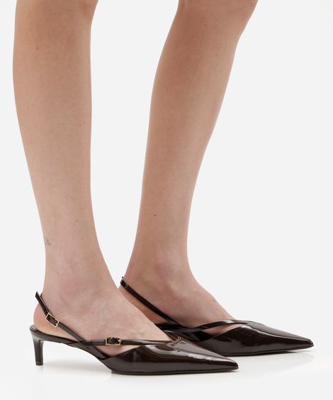 scarpin slingback bico fino salto baixo marrom