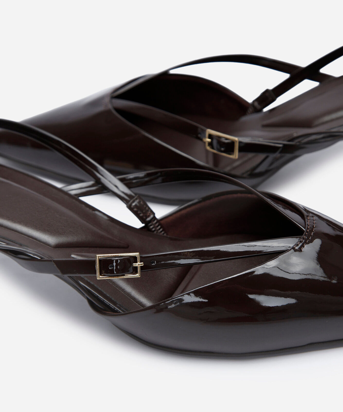 scarpin slingback bico fino salto baixo marrom