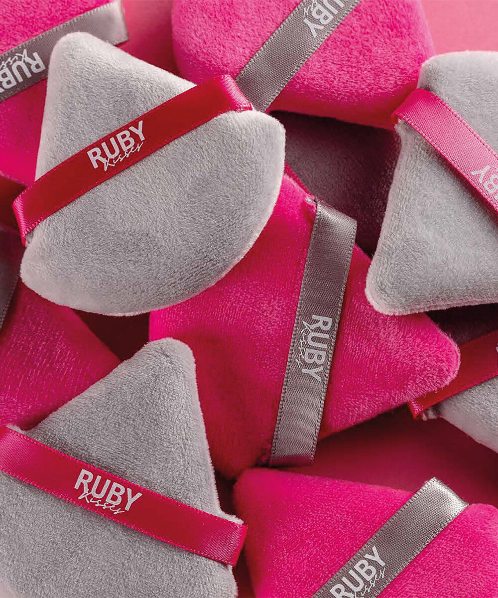 esponja puff ruby kisses para pó triangular cinza e rosa