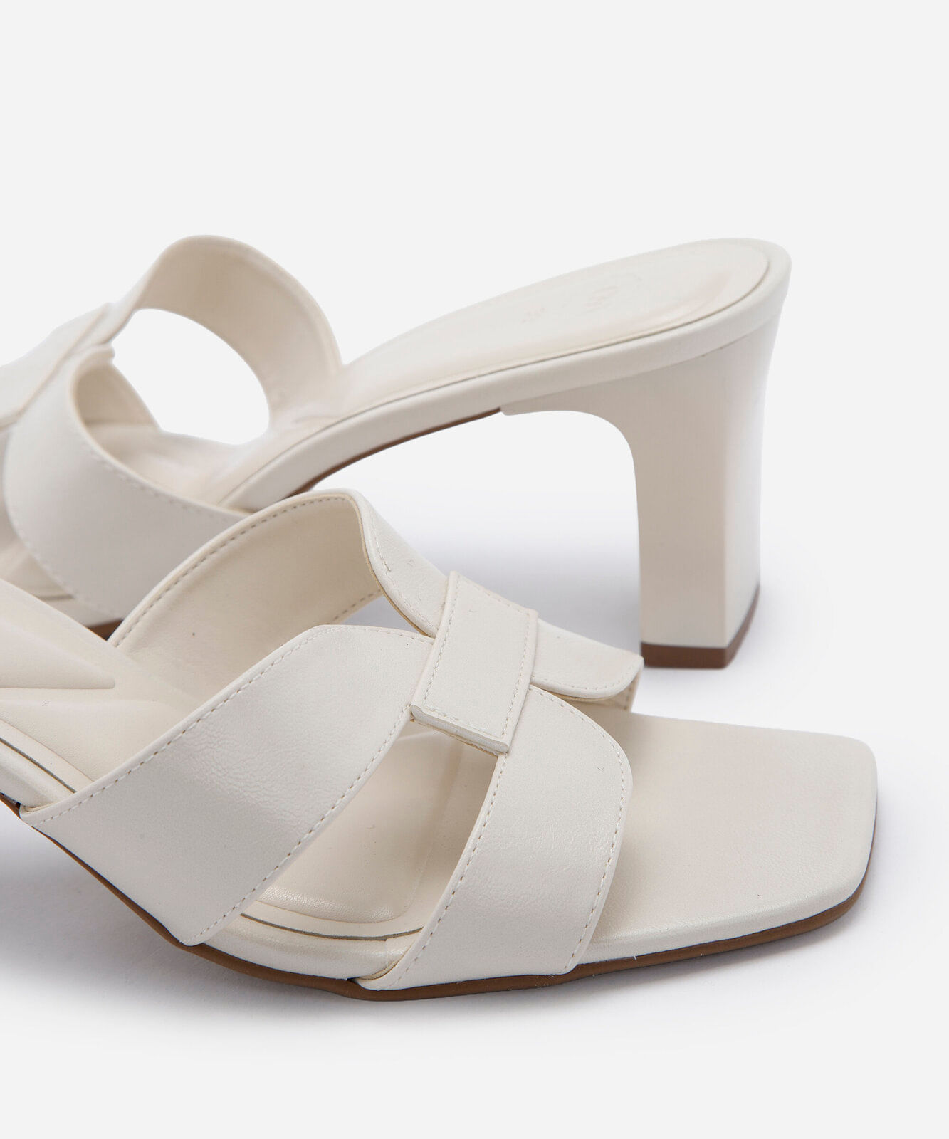 tamanco bico quadrado com recorte salto grosso off white