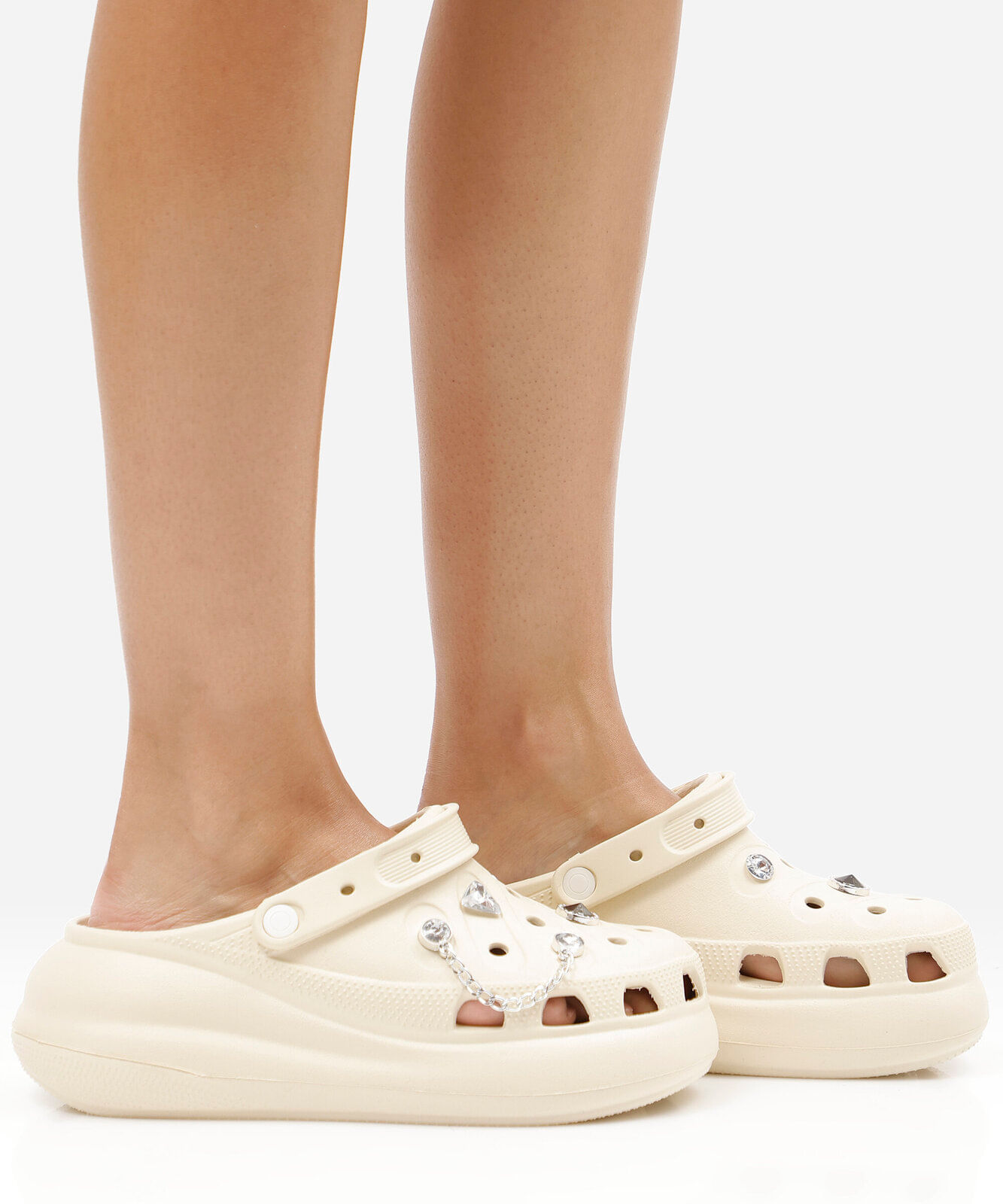 babuche flatform feminino com pingentes off white