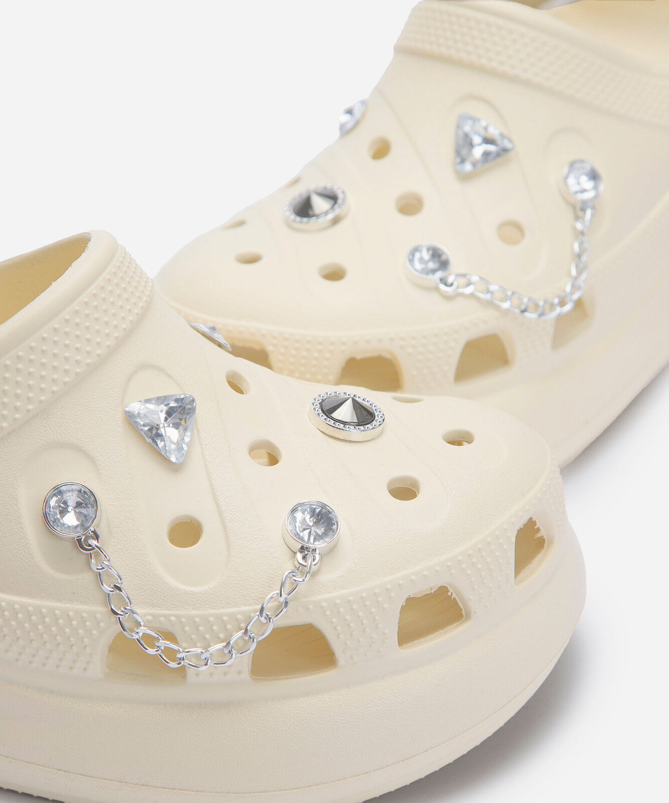 babuche flatform feminino com pingentes off white
