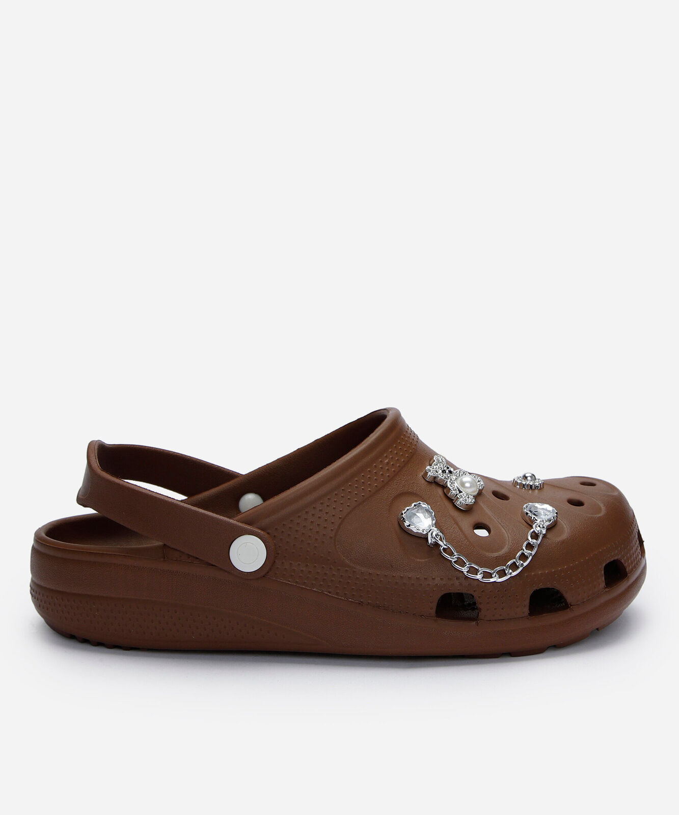 babuche com pingentes marrom