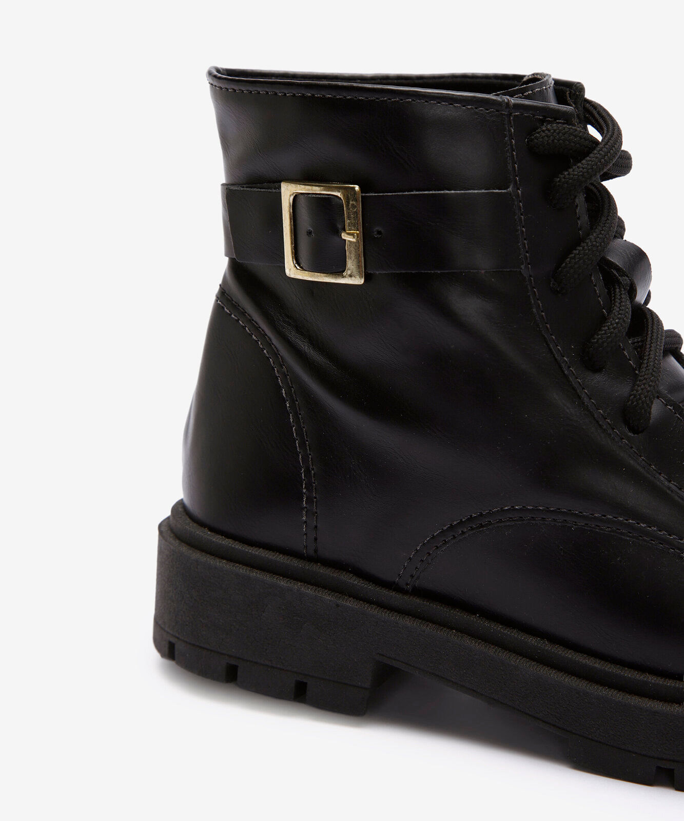 bota cano curto com fivela tratorada preta