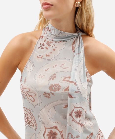 blusa feminina de tule gola alta com amarração assimétrica paisley azul