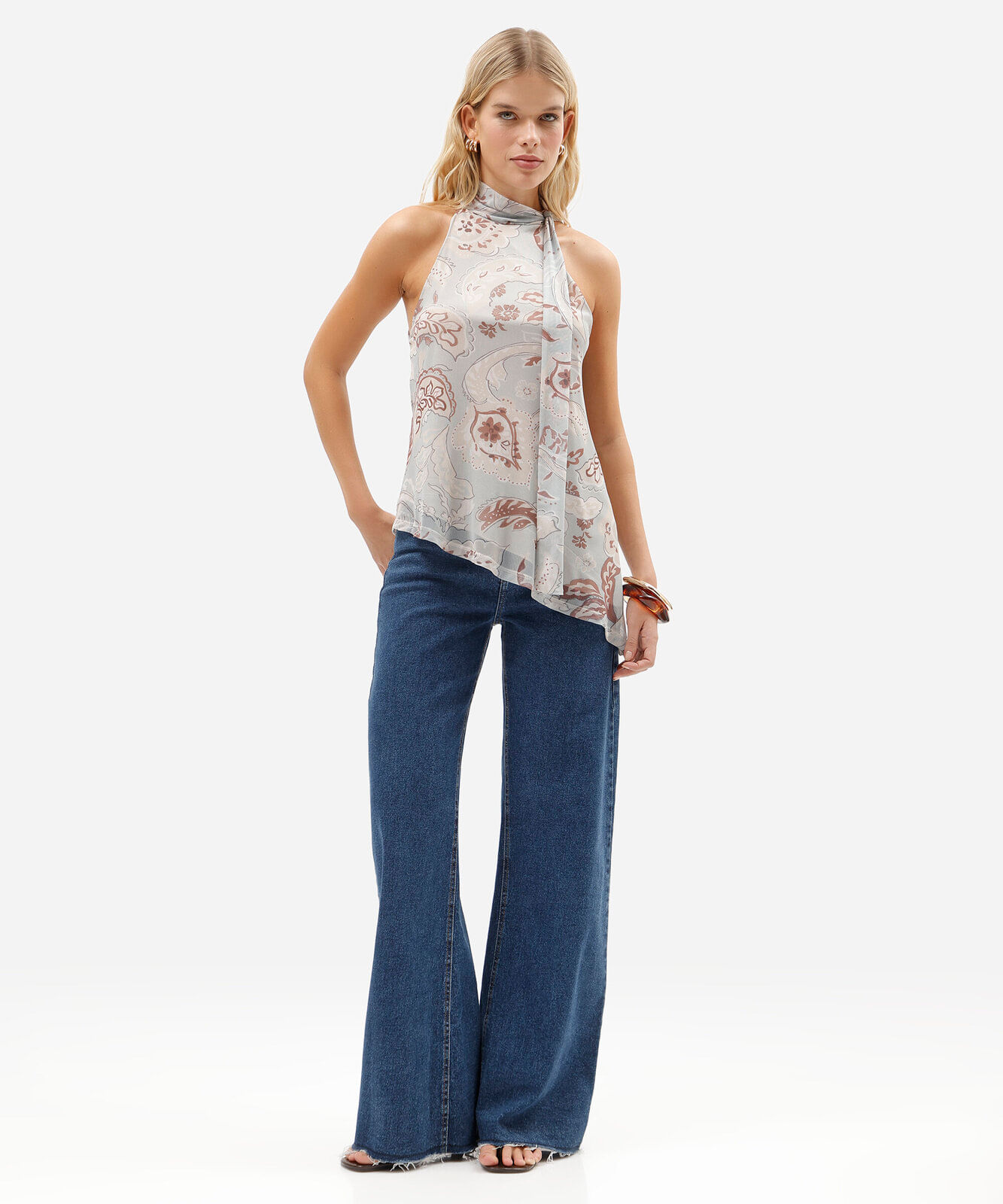 blusa feminina de tule gola alta com amarração assimétrica paisley azul