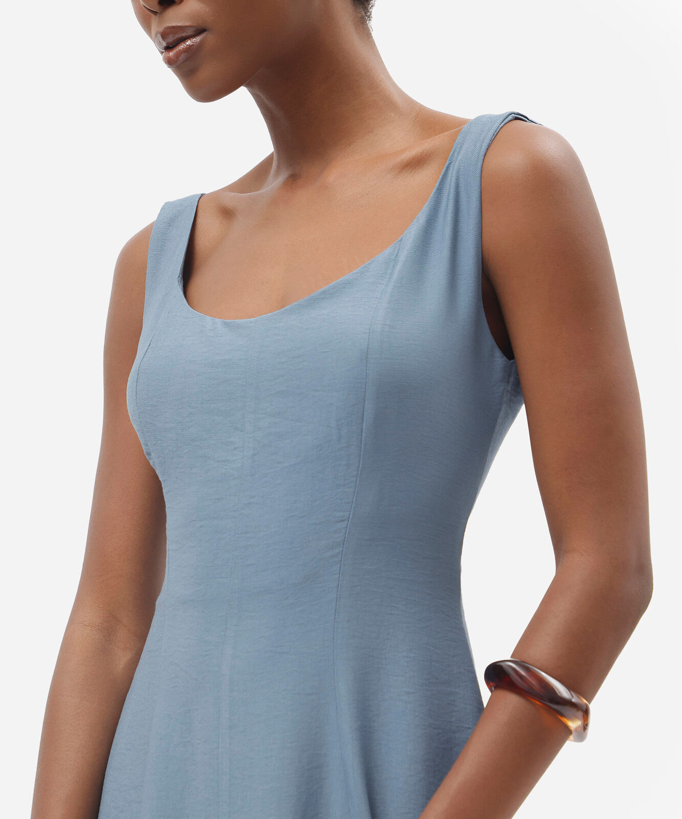 vestido midi evasê feminino com viscose e recortes azul