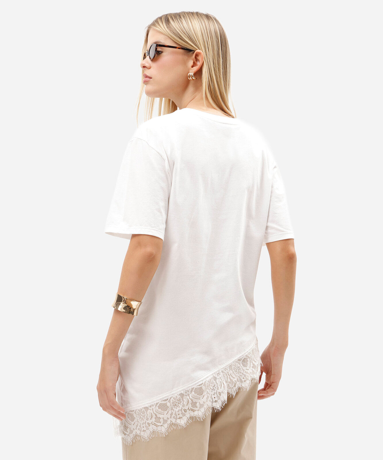 camiseta feminina de algodão manga curta com renda assimétrica off white