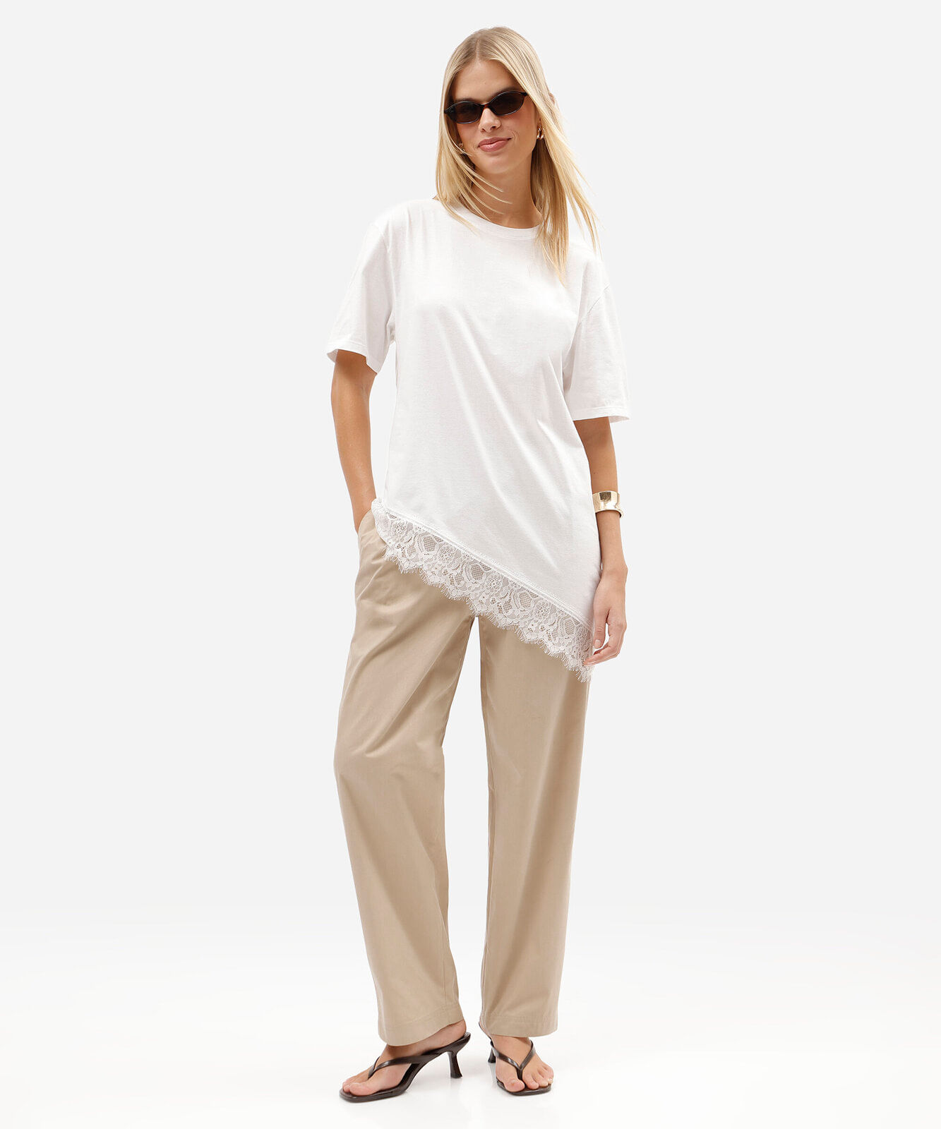 camiseta feminina de algodão manga curta com renda assimétrica off white