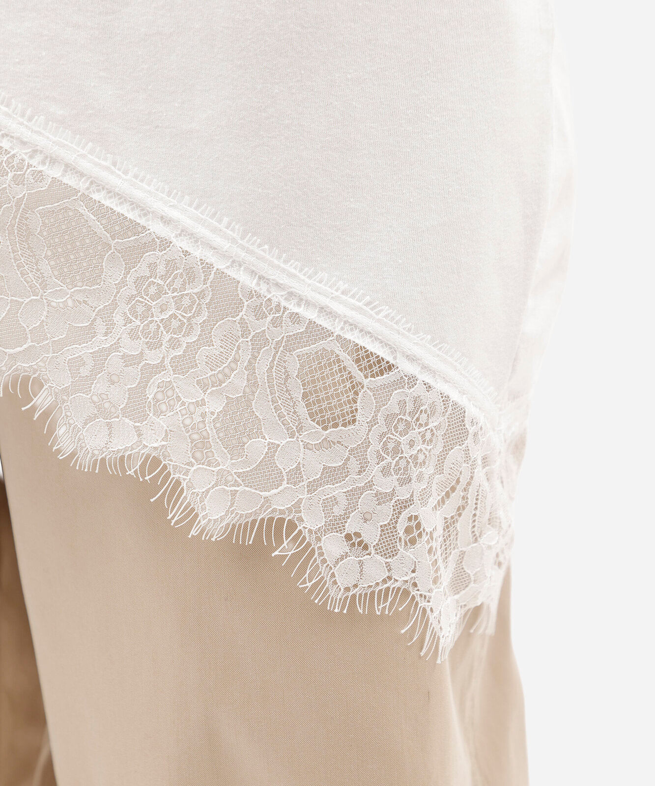 camiseta feminina de algodão manga curta com renda assimétrica off white