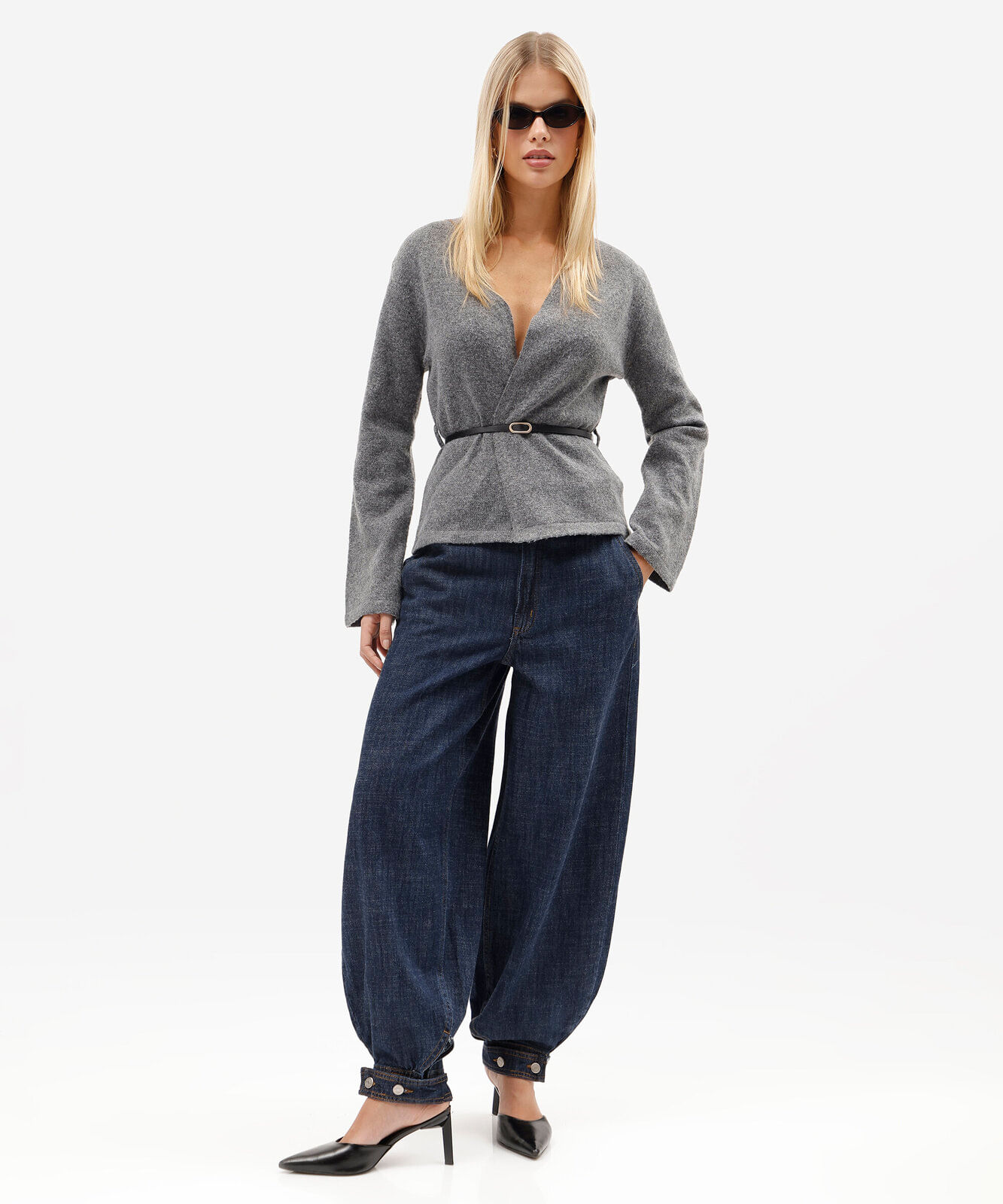 cardigan feminino de tricot com cinto cinza