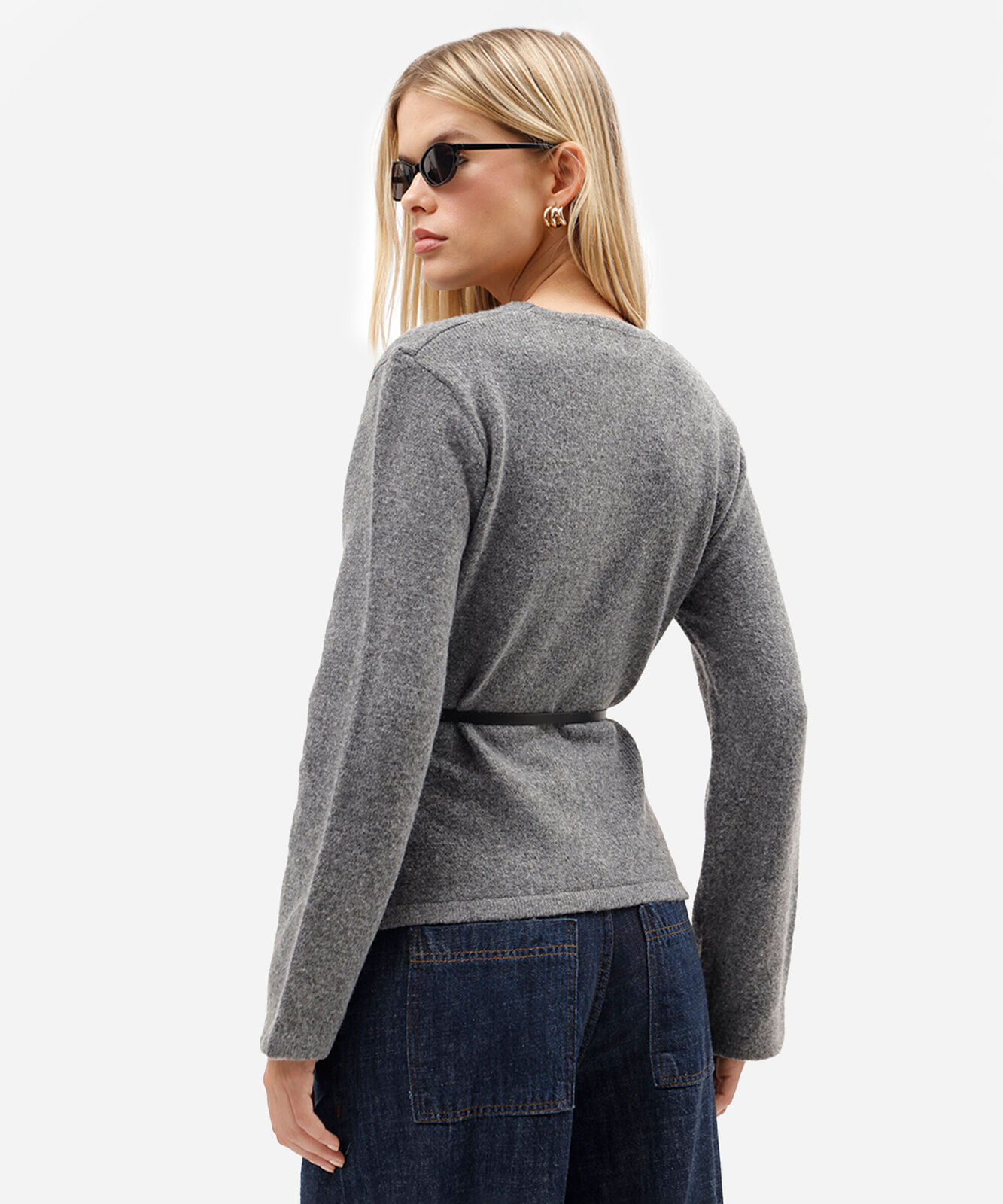 cardigan feminino de tricot com cinto cinza