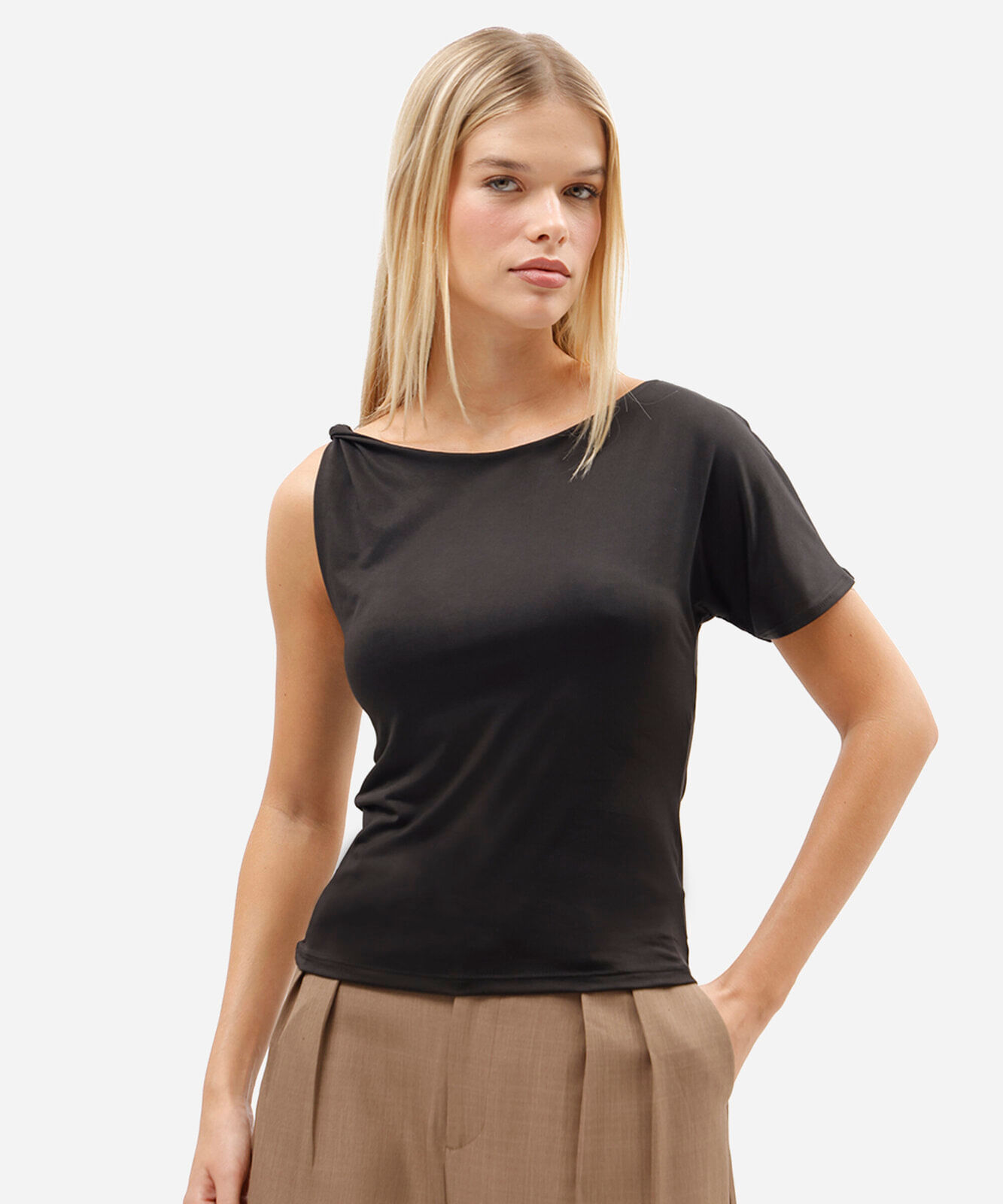 blusa feminina decote cano assimétrica preta