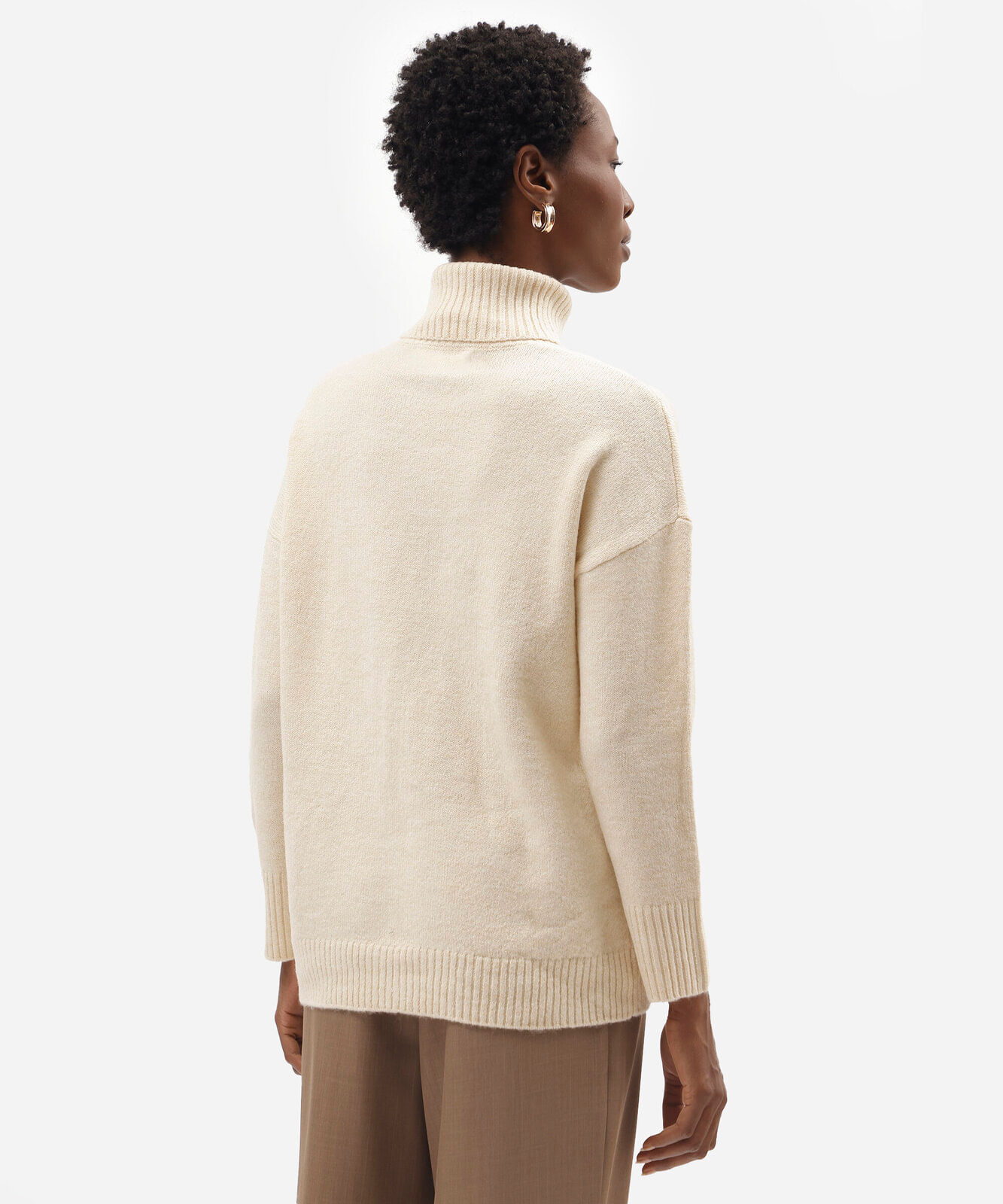 suéter básico feminino de tricot gola alta bege