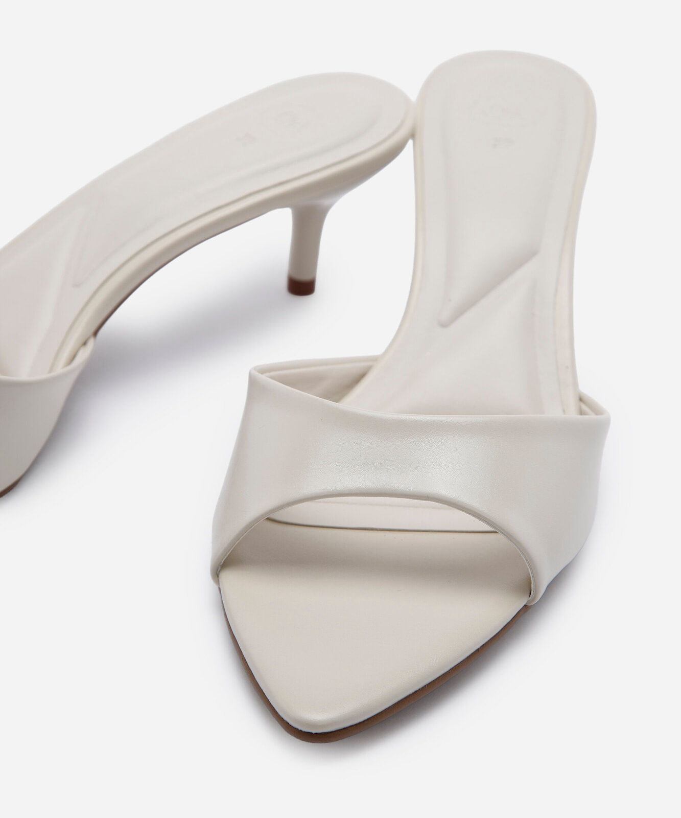 tamanco bico fino salto baixo off white