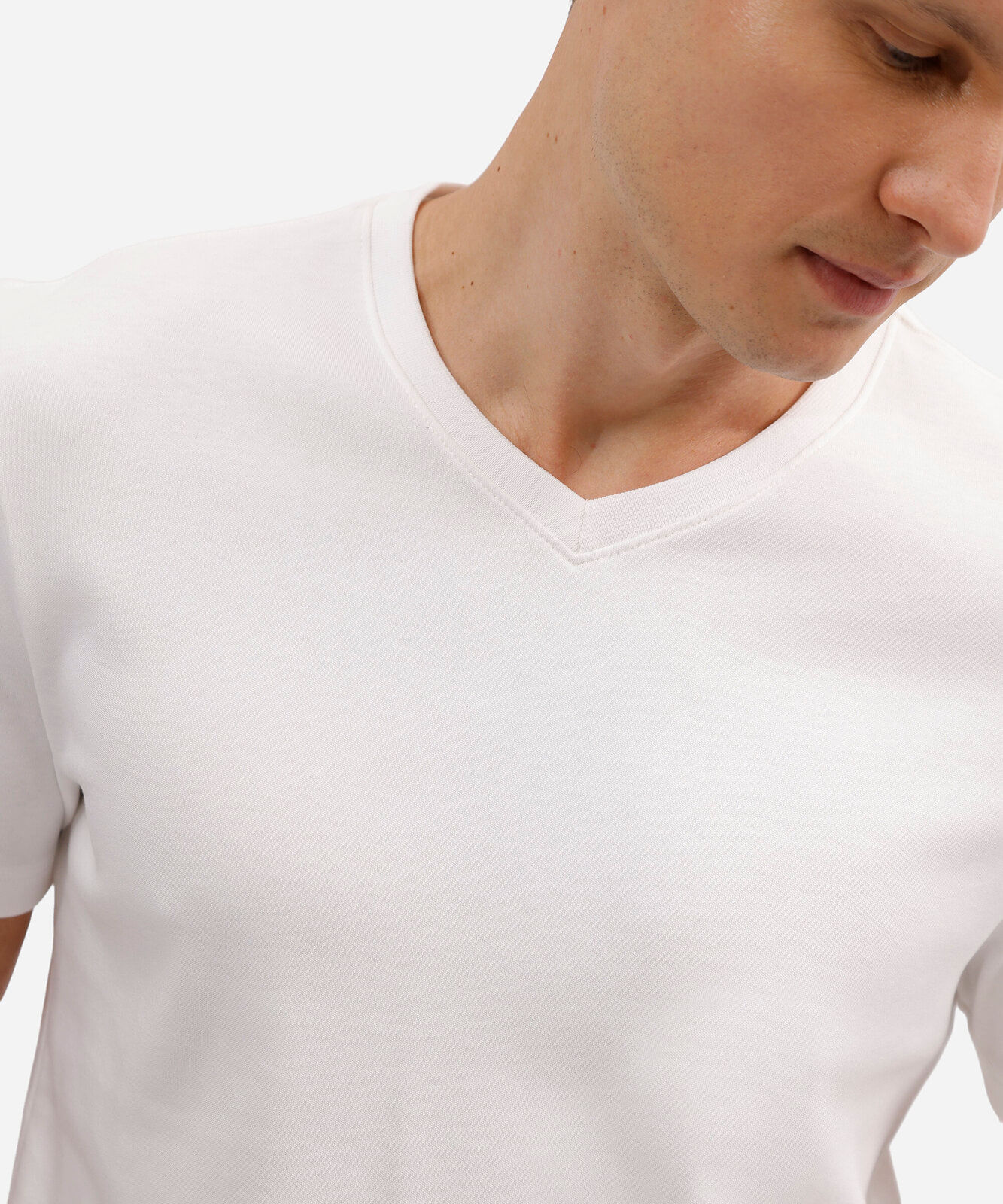 camiseta básica masculina de algodão peruano bold gola v branca
