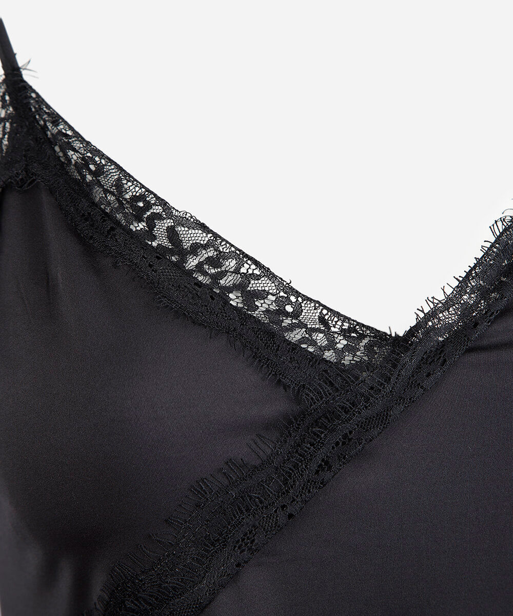 top de alça fina plus size assimétrico com renda preta
