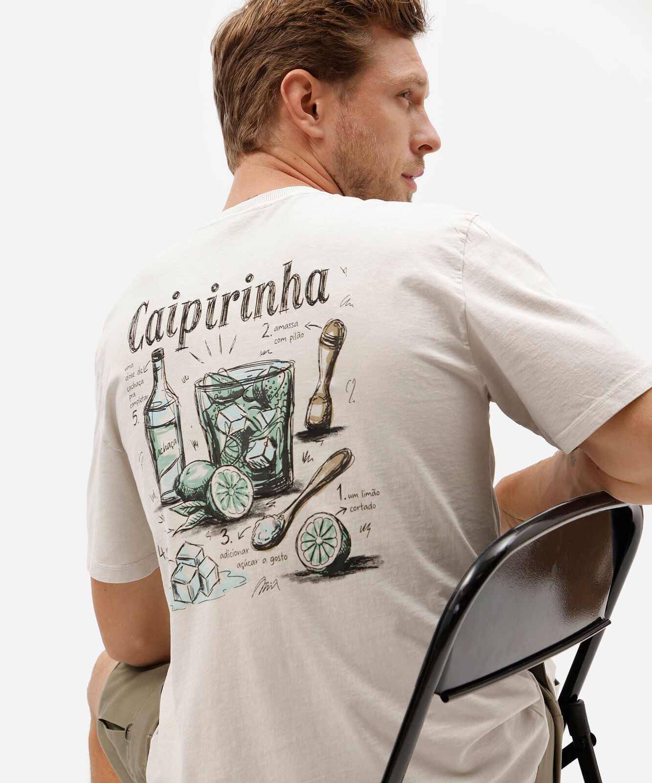 camiseta masculina comfort de algodão com estampa caipirinha nas costas bege