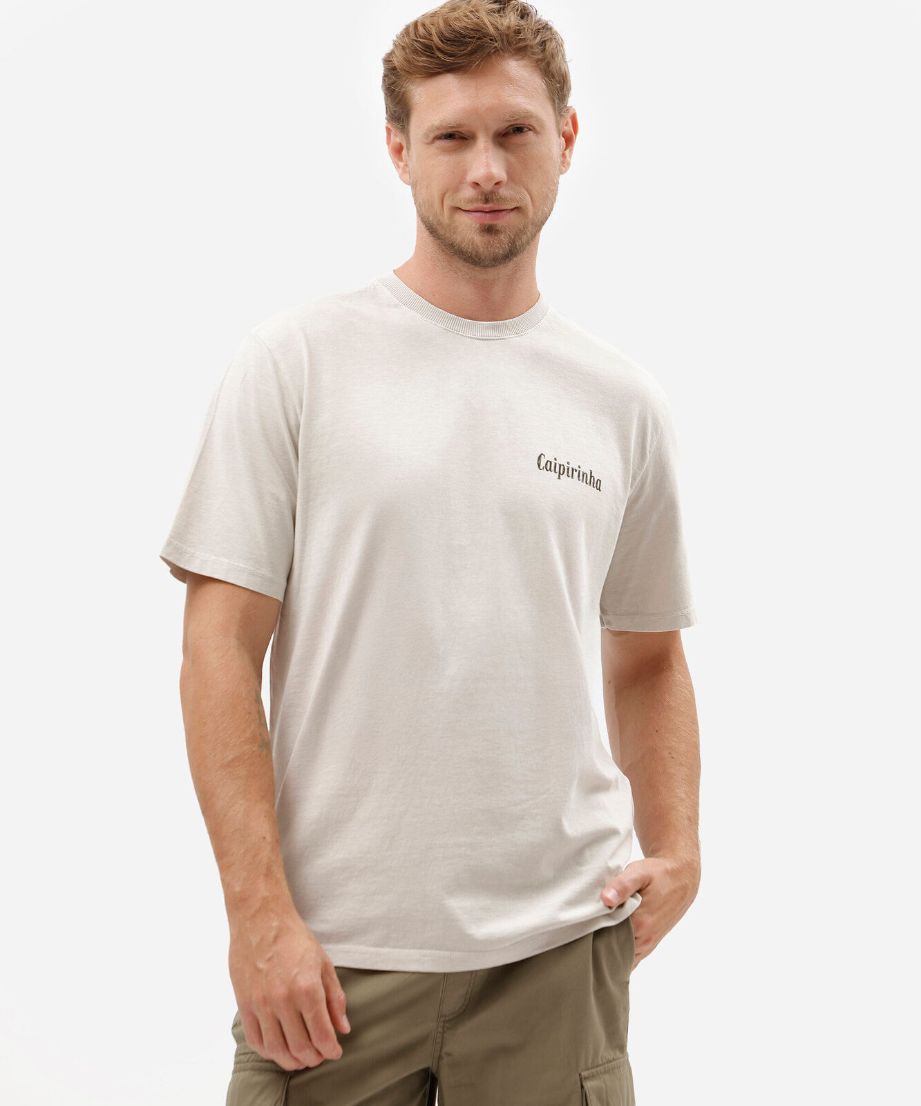 camiseta masculina comfort de algodão com estampa caipirinha nas costas bege
