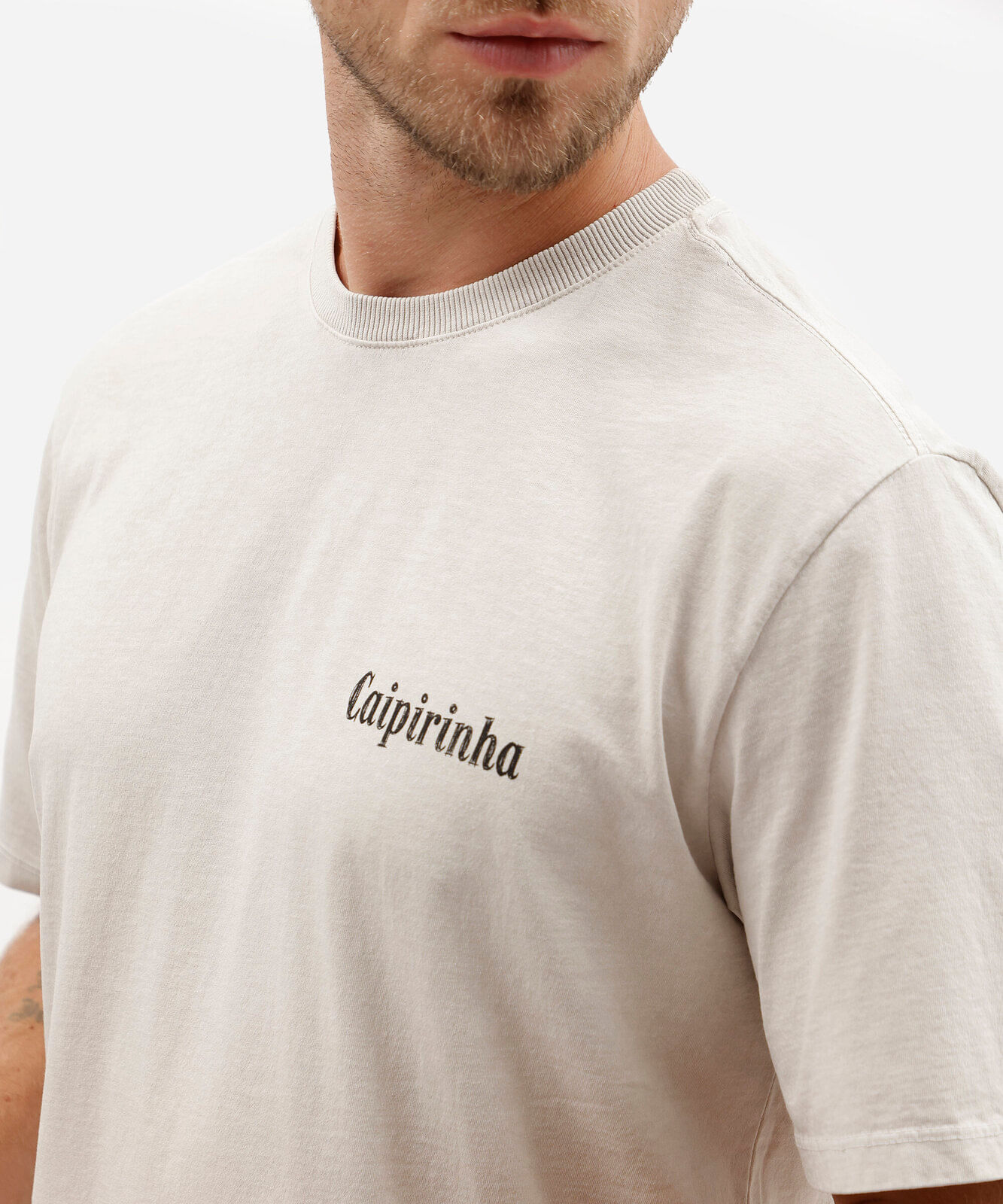 camiseta masculina comfort de algodão com estampa caipirinha nas costas bege