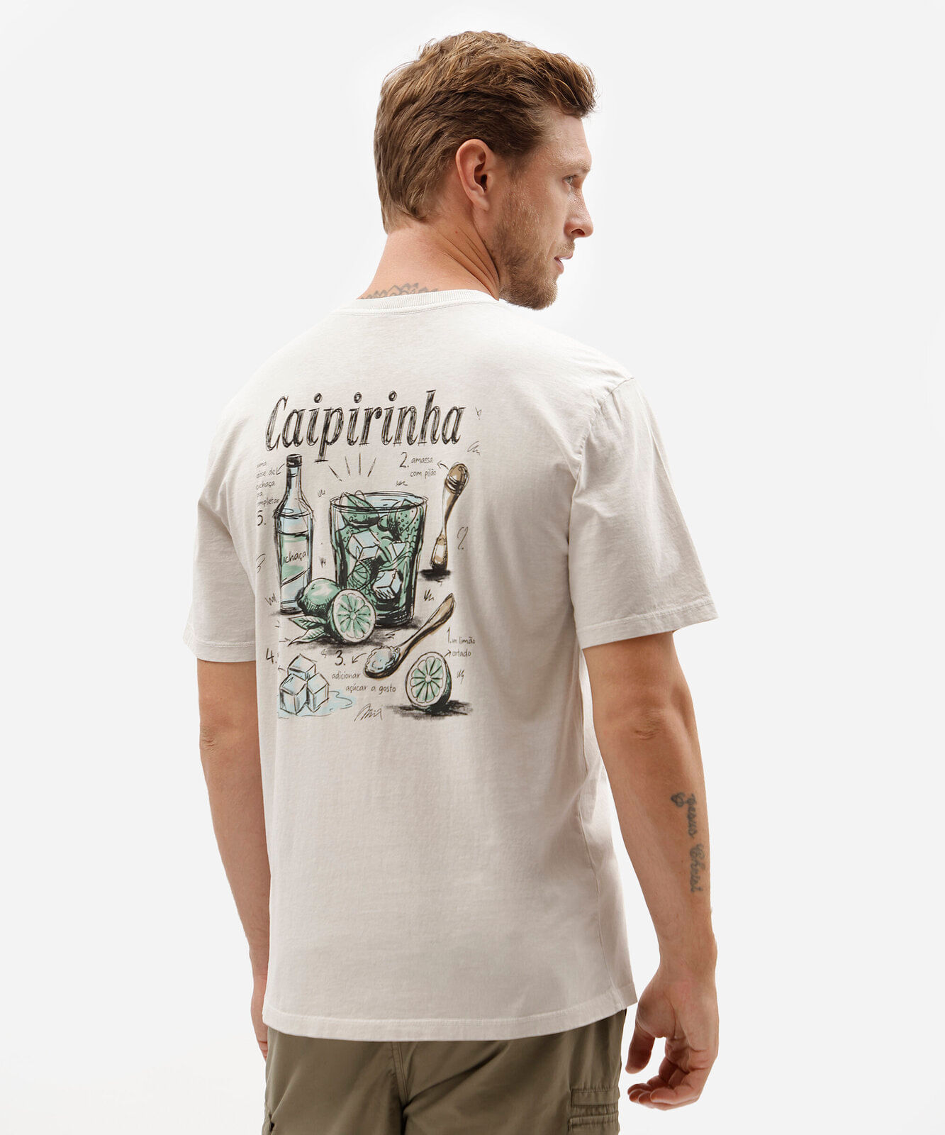 camiseta masculina comfort de algodão com estampa caipirinha nas costas bege
