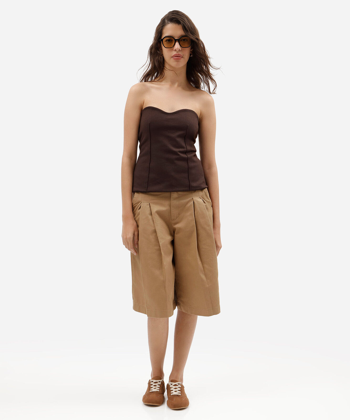 top feminino estruturado estilo corset sem alças com decote coração marrom
