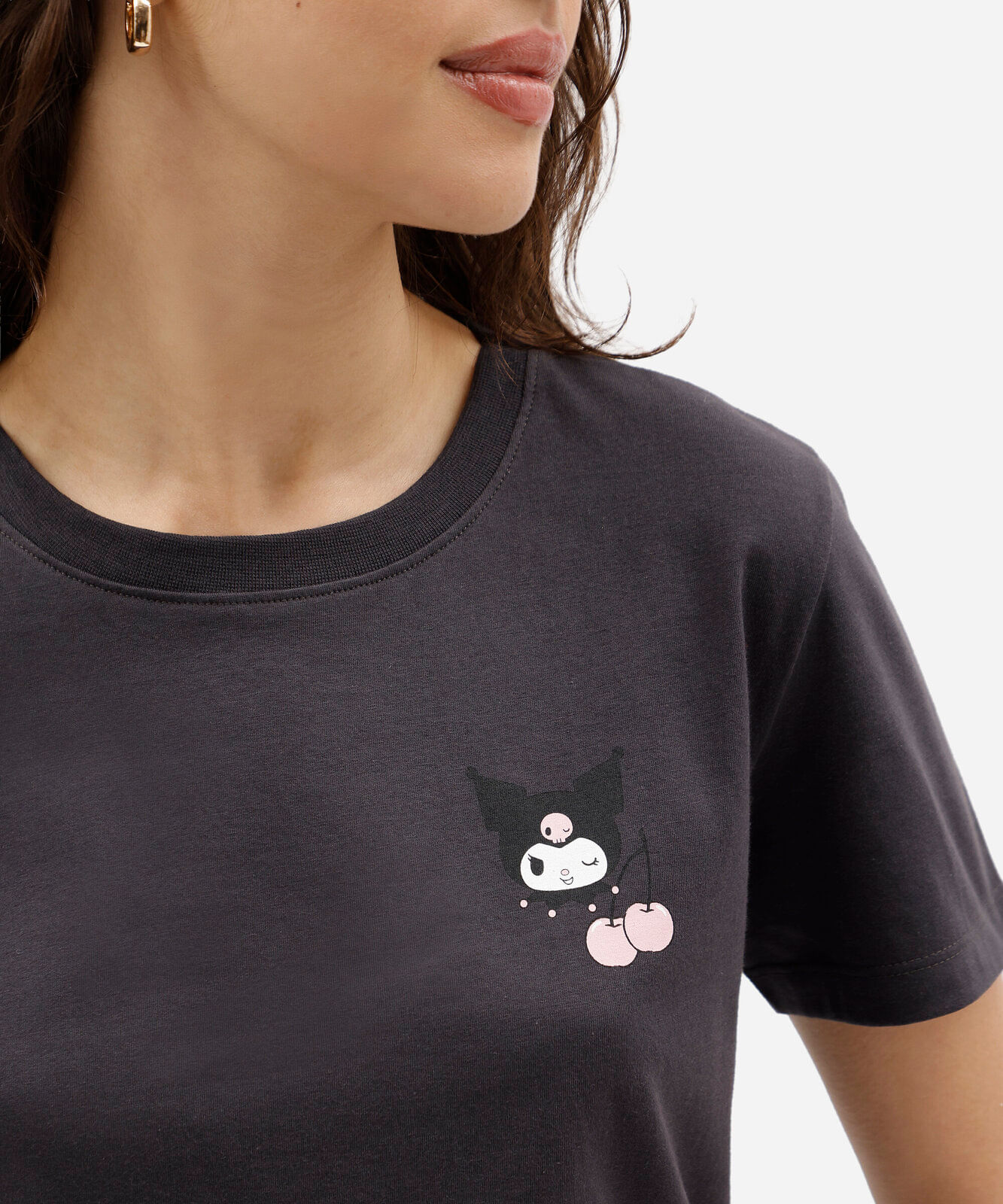 camiseta feminina de malha suedine com estampa kuromi hello kitty cinza