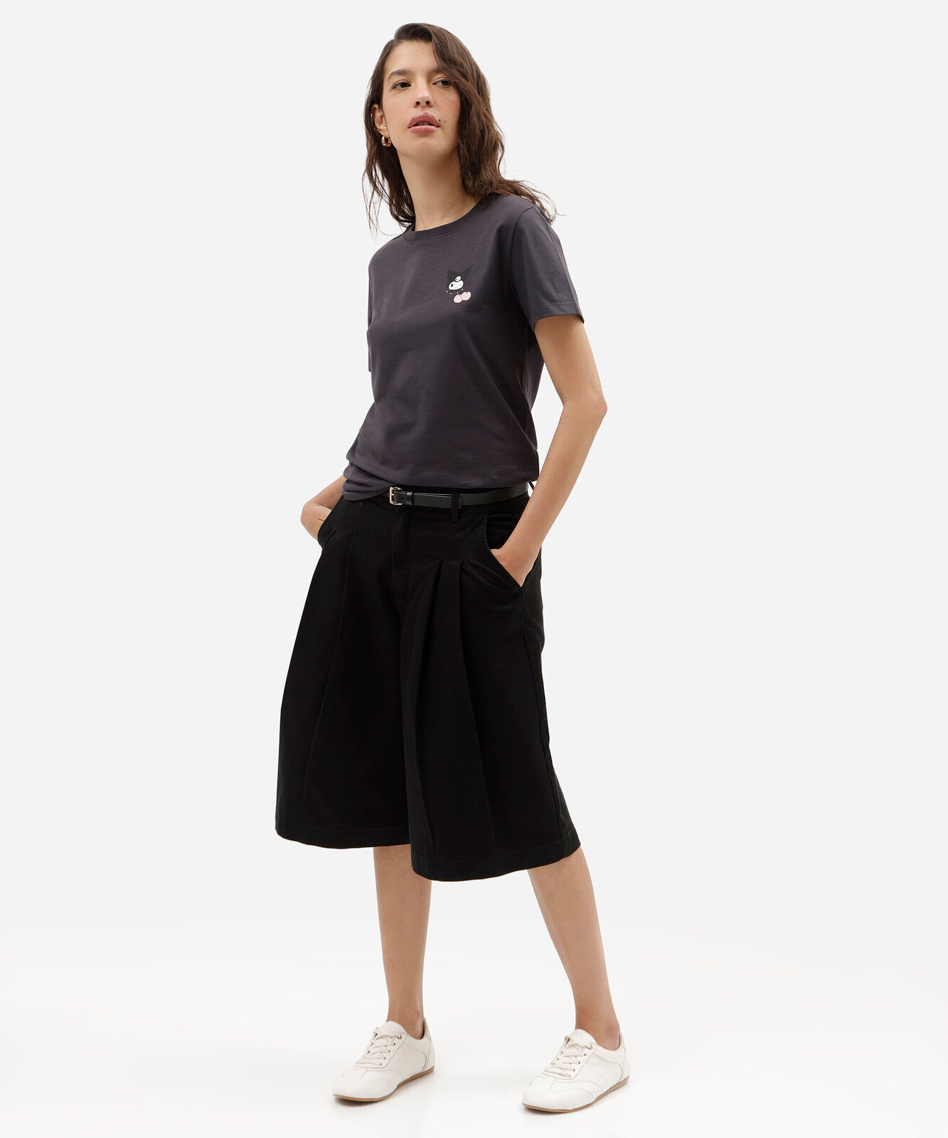 camiseta feminina de malha suedine com estampa kuromi hello kitty cinza