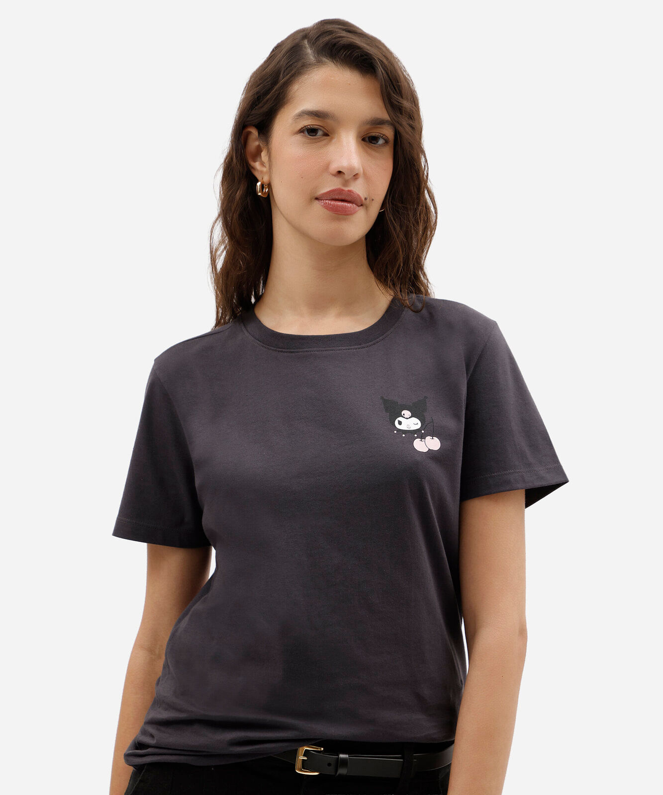camiseta feminina de malha suedine com estampa kuromi hello kitty cinza