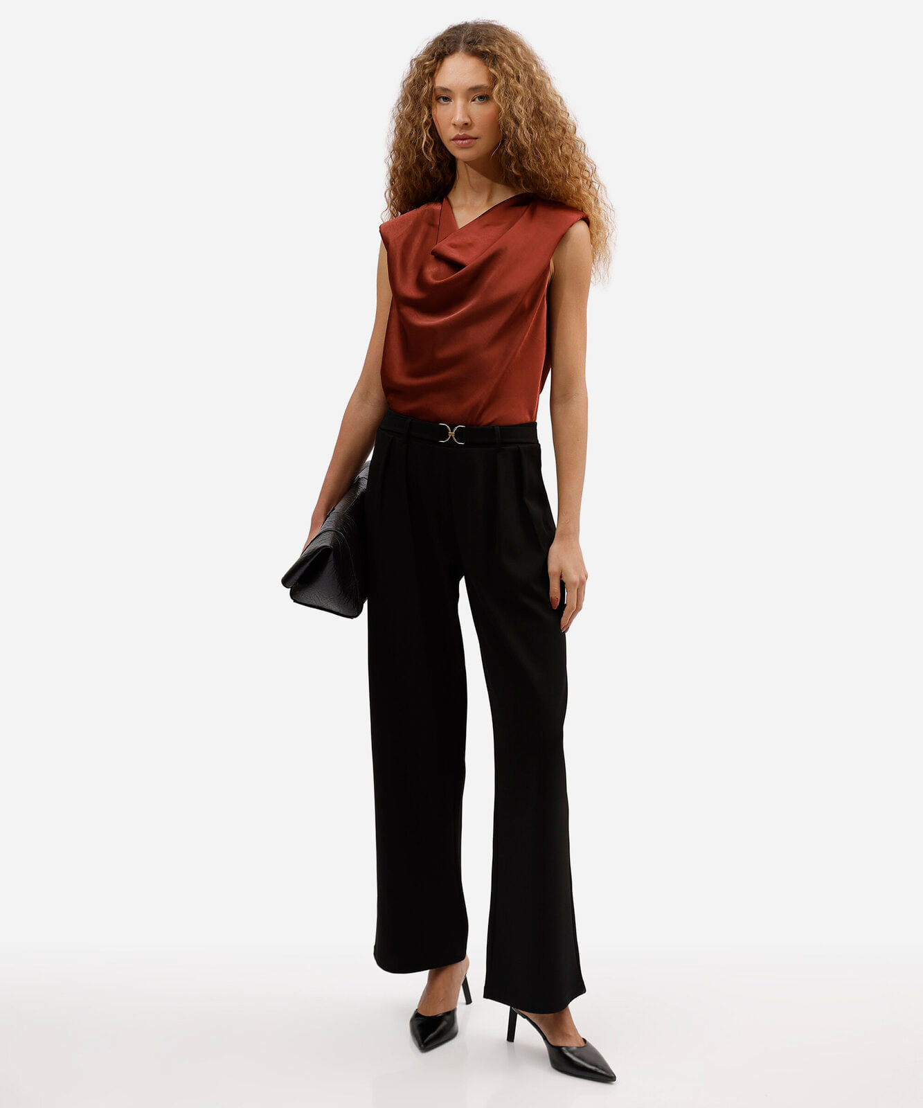 blusa feminina decote degagê com ombreiras marrom
