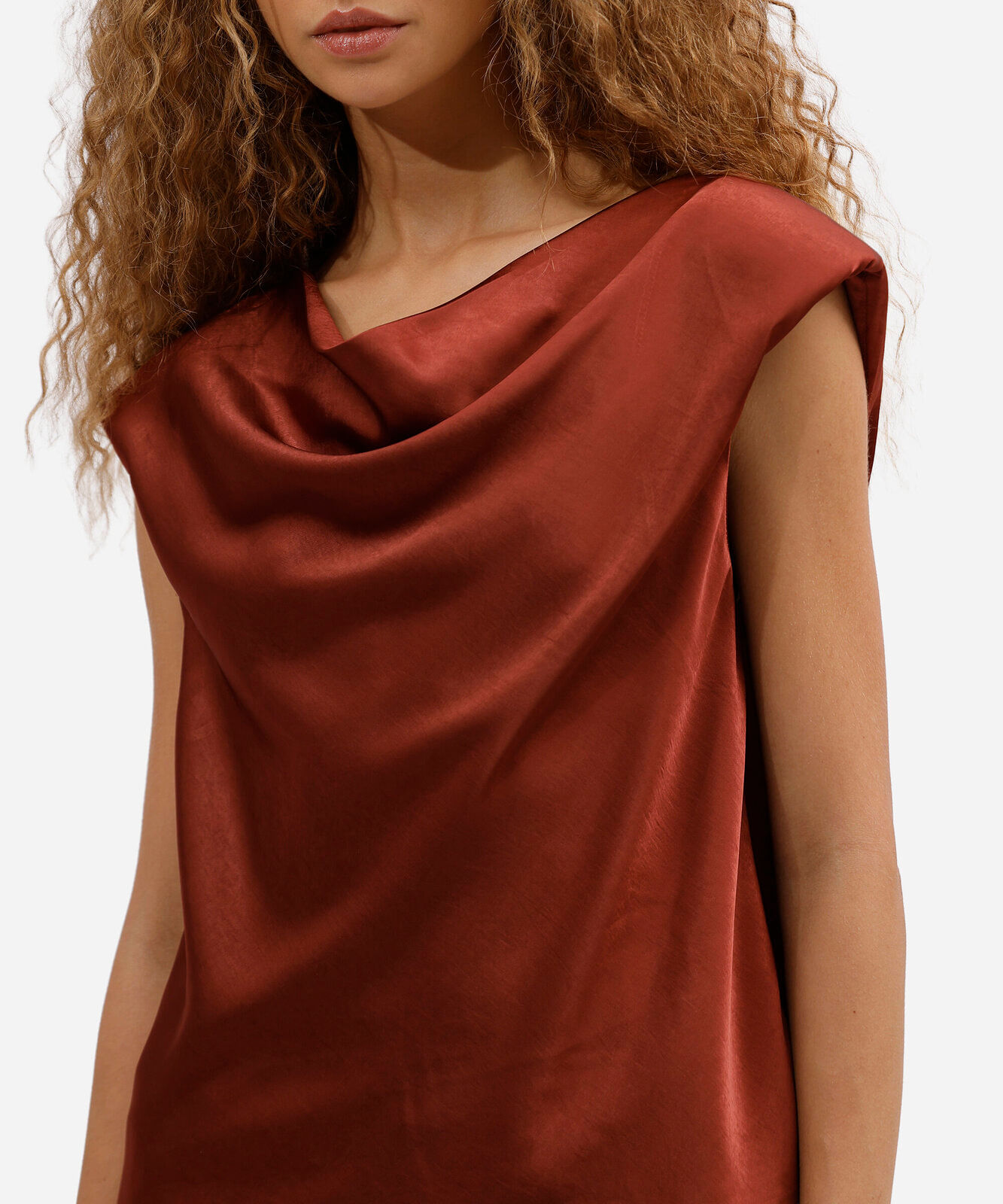 blusa feminina decote degagê com ombreiras marrom